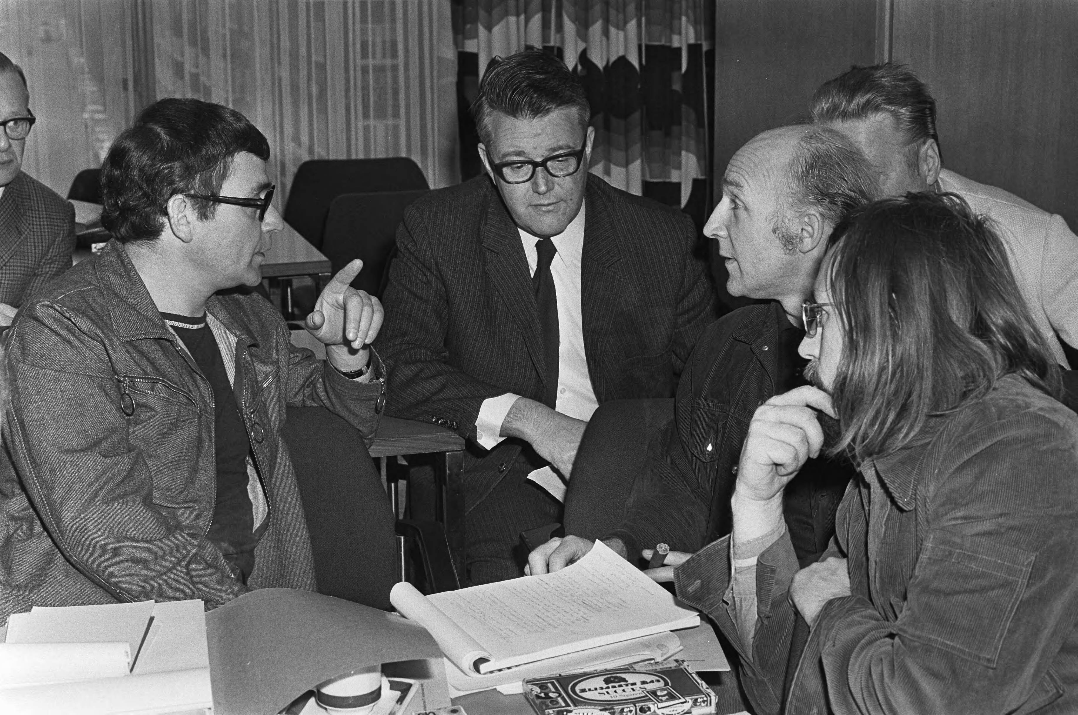 Fotocollectie Anefo — PvdA-partijraad bijeen te Utrecht, Pelle Mug (links) en midden R. de Wit (burgemeester Alkmaar) — Foto: Mieremet, Rob / Anefo. Licentie: Set B: Rechtenvrij / Publiek Domein. Bron: Nationaal Archief. http://hdl.handle.net/10648/ac23706c-d0b4-102d-bcf8-003048976d84