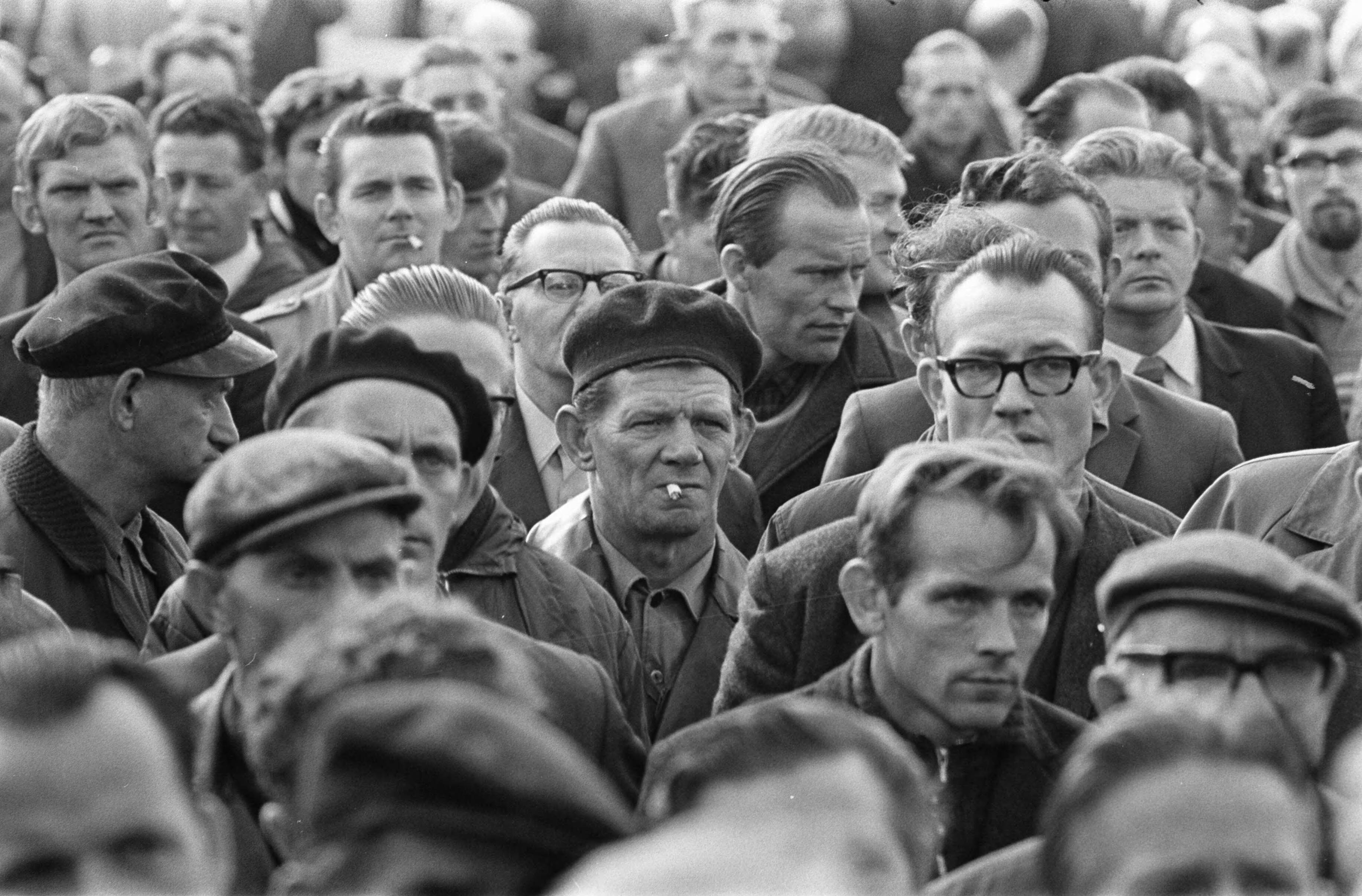 Fotocollectie Anefo — Arbeiders in kartonindustrie in Oost Groningen staken 24u voor meer loon. De stakers op de markt — Foto: Koch, Eric / Anefo. Licentie: Set B: Rechtenvrij / Publiek Domein. Bron: Nationaal Archief. http://hdl.handle.net/10648/ab7b3d84-d0b4-102d-bcf8-003048976d84