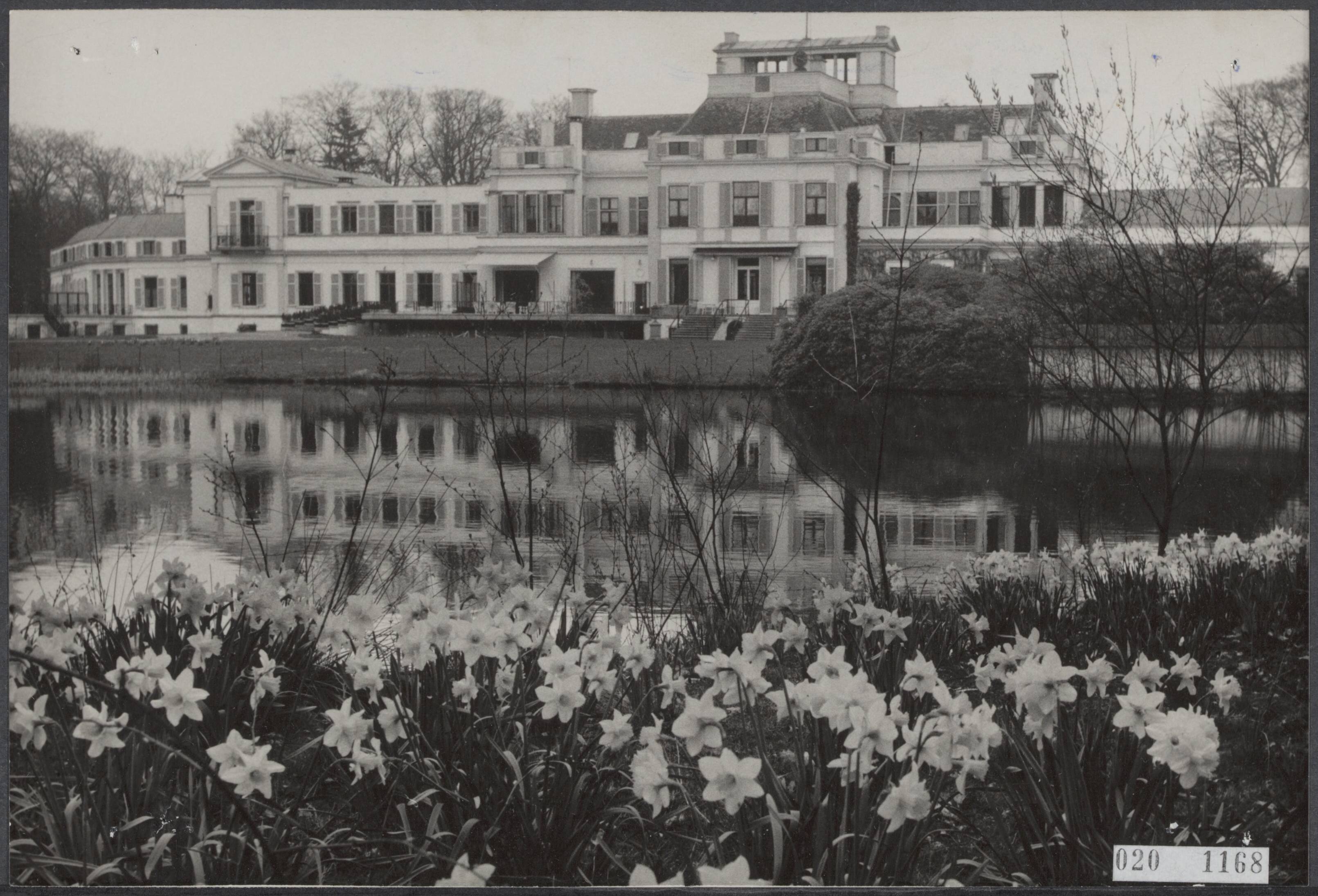 Fotocollectie Elsevier Binnenland — Wanneer koningin Juliana en prins Bernhard weer hun intrek nemen in het paleis Soestdijk zullen zij de tuin in een prima staat aantreffen dankzij het werken van de padvinders in hun actie "Een heitje voor een karweitje" — Foto: Fotograaf Onbekend / Anefo. Licentie: Set B: Rechtenvrij / Publiek Domein. Bron: Nationaal Archief. http://hdl.handle.net/10648/adcd158a-d0b4-102d-bcf8-003048976d84