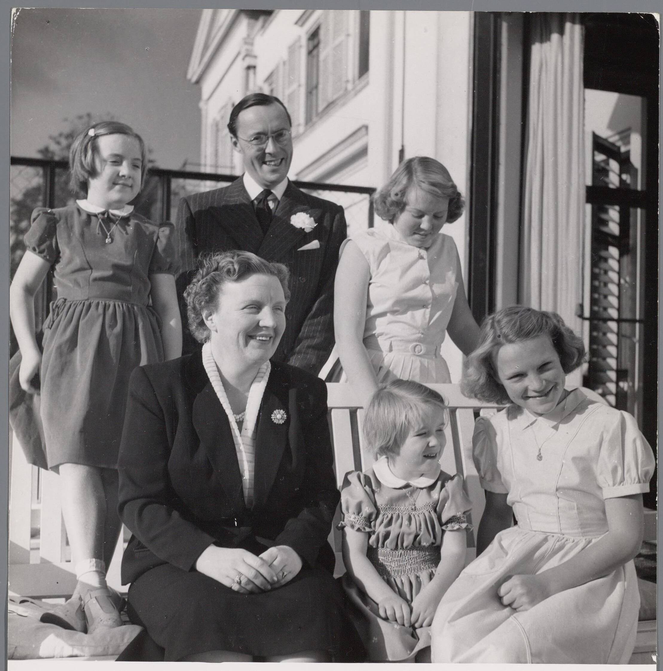 Fotocollectie RVD / Koninklijk Huis — Koningin Juliana en prins Bernhard met de prinsessen Beatrix, Irene, Margriet en Marijke bij Paleis Soestdijk — Foto: Onbekend / RVD. Licentie: Set B: Rechtenvrij / Publiek Domein. Bron: Nationaal Archief. http://hdl.handle.net/10648/afac45b0-d0b4-102d-bcf8-003048976d84