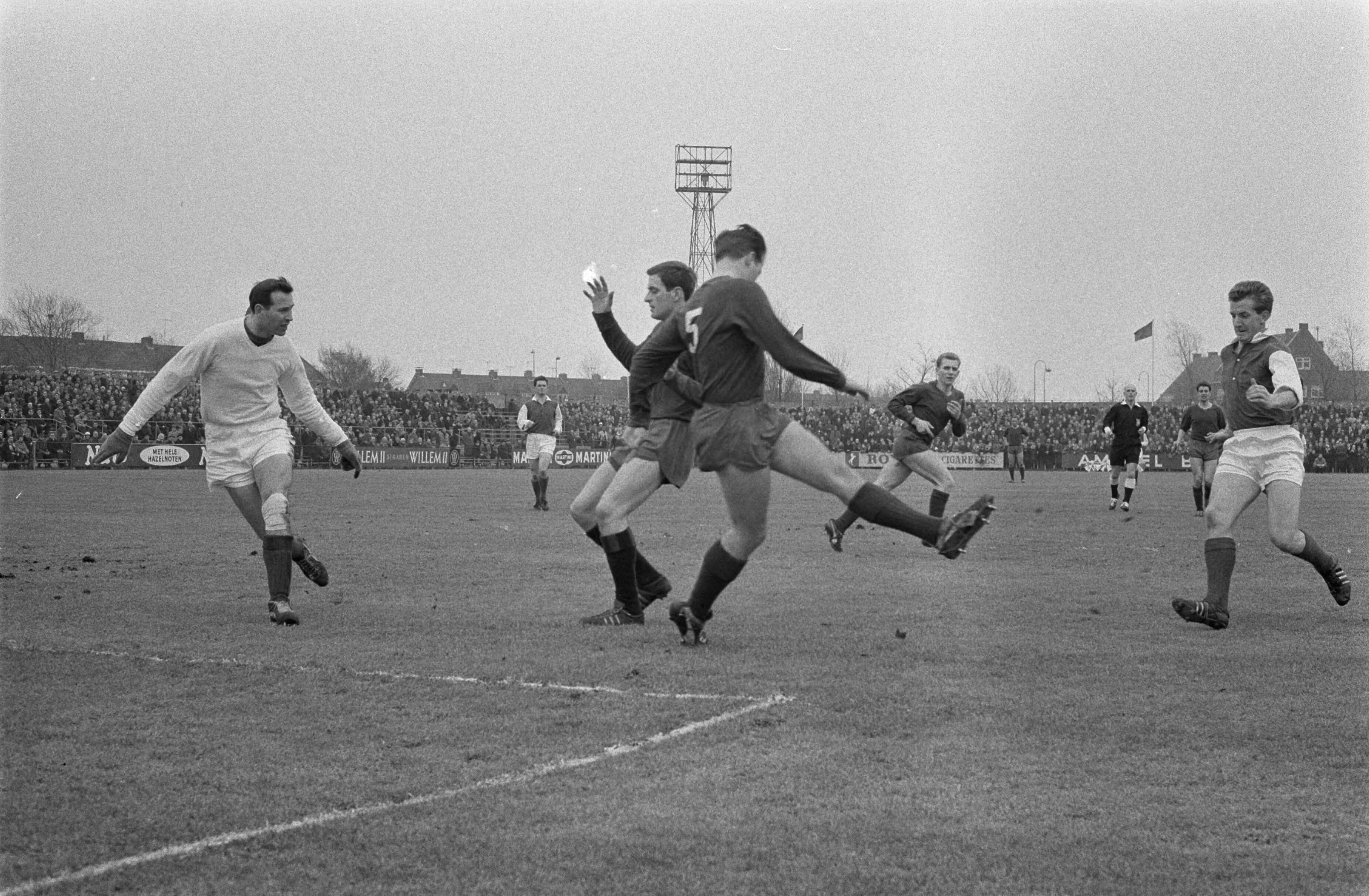Fotocollectie Anefo — Voetbal. Haarlem tegen HVC 2-2. Spelmomenten — Foto: Gelderen, Hugo van / Anefo. Licentie: Set B: Rechtenvrij / Publiek Domein. Bron: Nationaal Archief. http://hdl.handle.net/10648/aa2e4b6a-d0b4-102d-bcf8-003048976d84