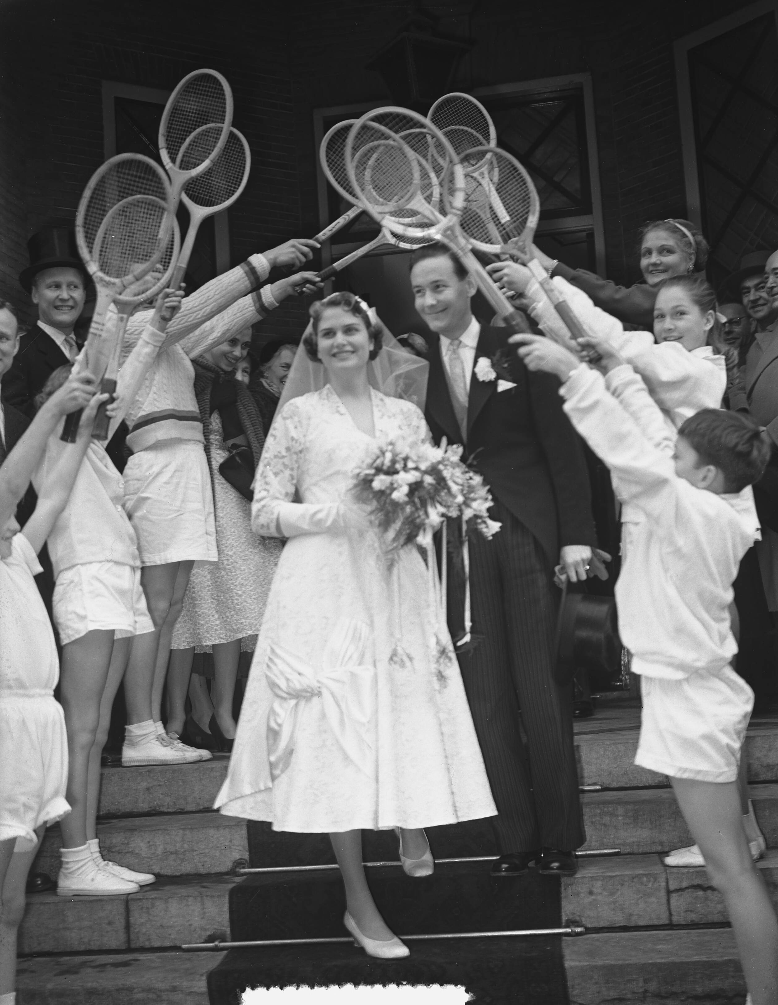Huwelijk van tennisster Fenny ten Bosch met mr. J. F. A. de Soet — Foto: Bilsen, Joop van / Anefo. — Licentie: Set B: Rechtenvrij / Publiek Domein. Bron: Nationaal Archief. http://hdl.handle.net/10648/a943e82c-d0b4-102d-bcf8-003048976d84