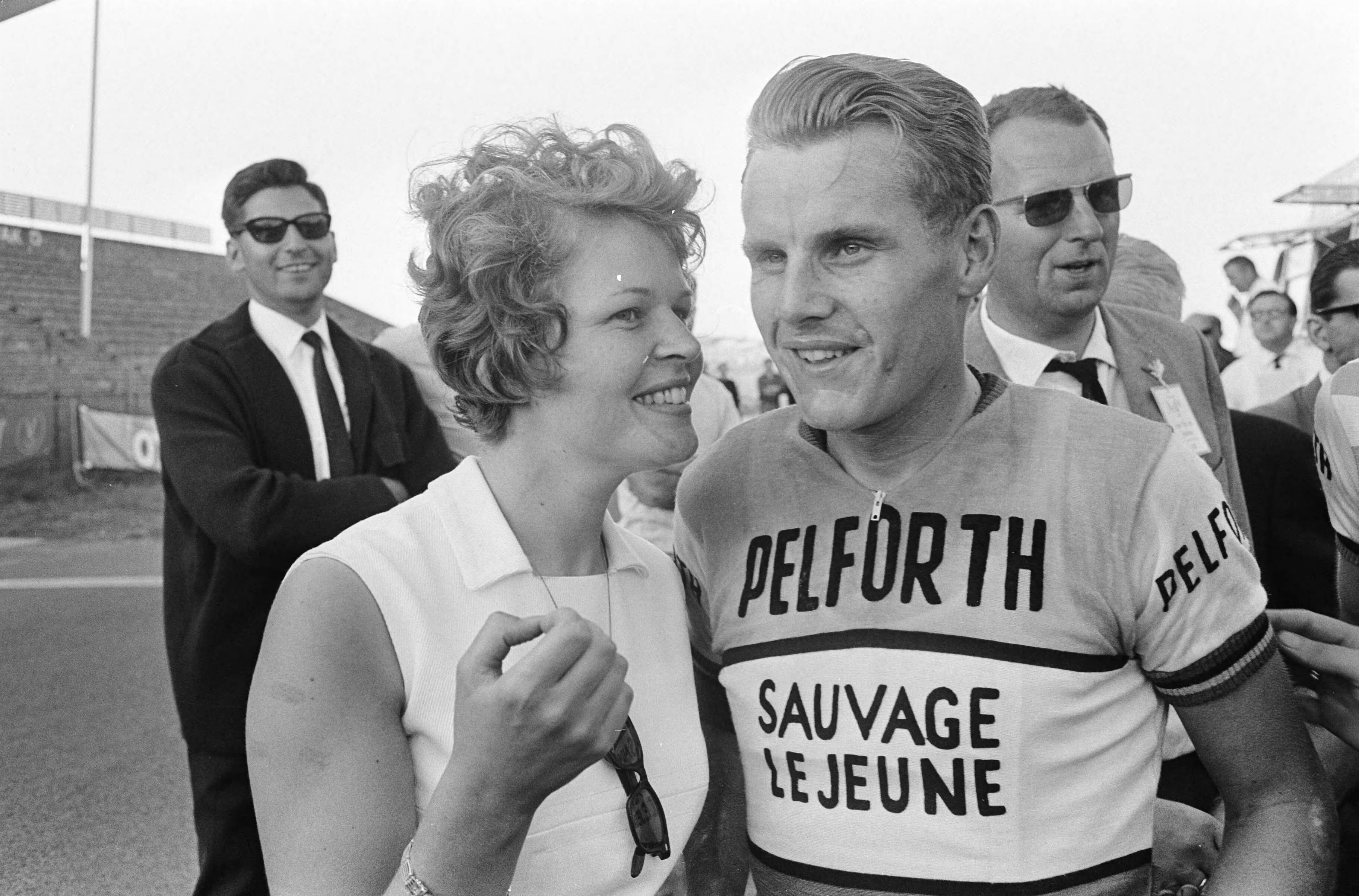 Fotocollectie Anefo — Grote Prijs van Nederland op circuit Zandvoort, nummer 15 Jan Janssen met echtgenote — Foto: Koch, Eric / Anefo. Licentie: Set B: Rechtenvrij / Publiek Domein. Bron: Nationaal Archief. http://hdl.handle.net/10648/aaf62478-d0b4-102d-bcf8-003048976d84