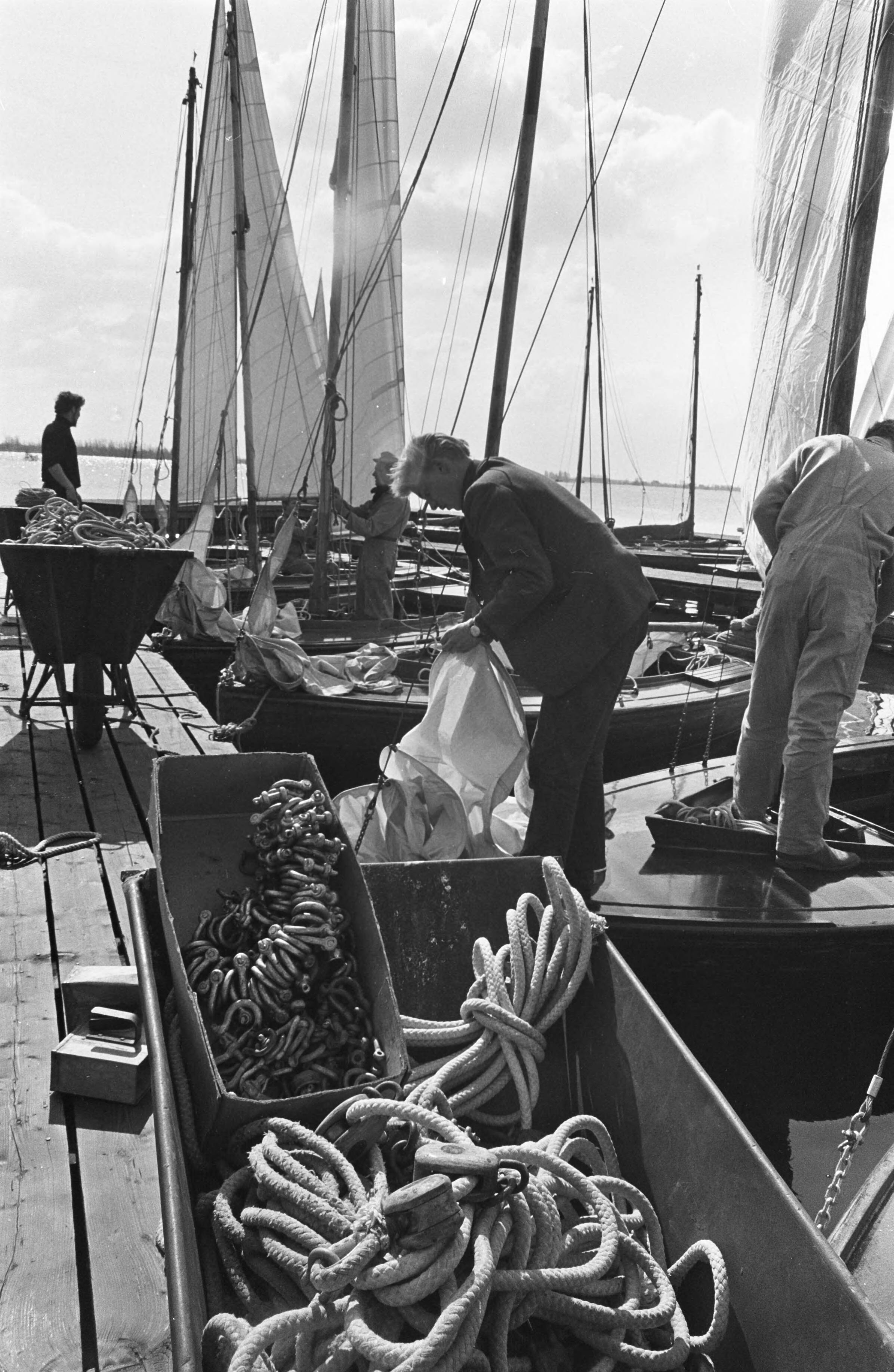 Fotocollectie Anefo — Voorbereidingen zeilwedstrijden Loosdrecht — Foto: Kroon, Ron / Anefo. Licentie: Set B: Rechtenvrij / Publiek Domein. Bron: Nationaal Archief. http://hdl.handle.net/10648/ab3cbece-d0b4-102d-bcf8-003048976d84