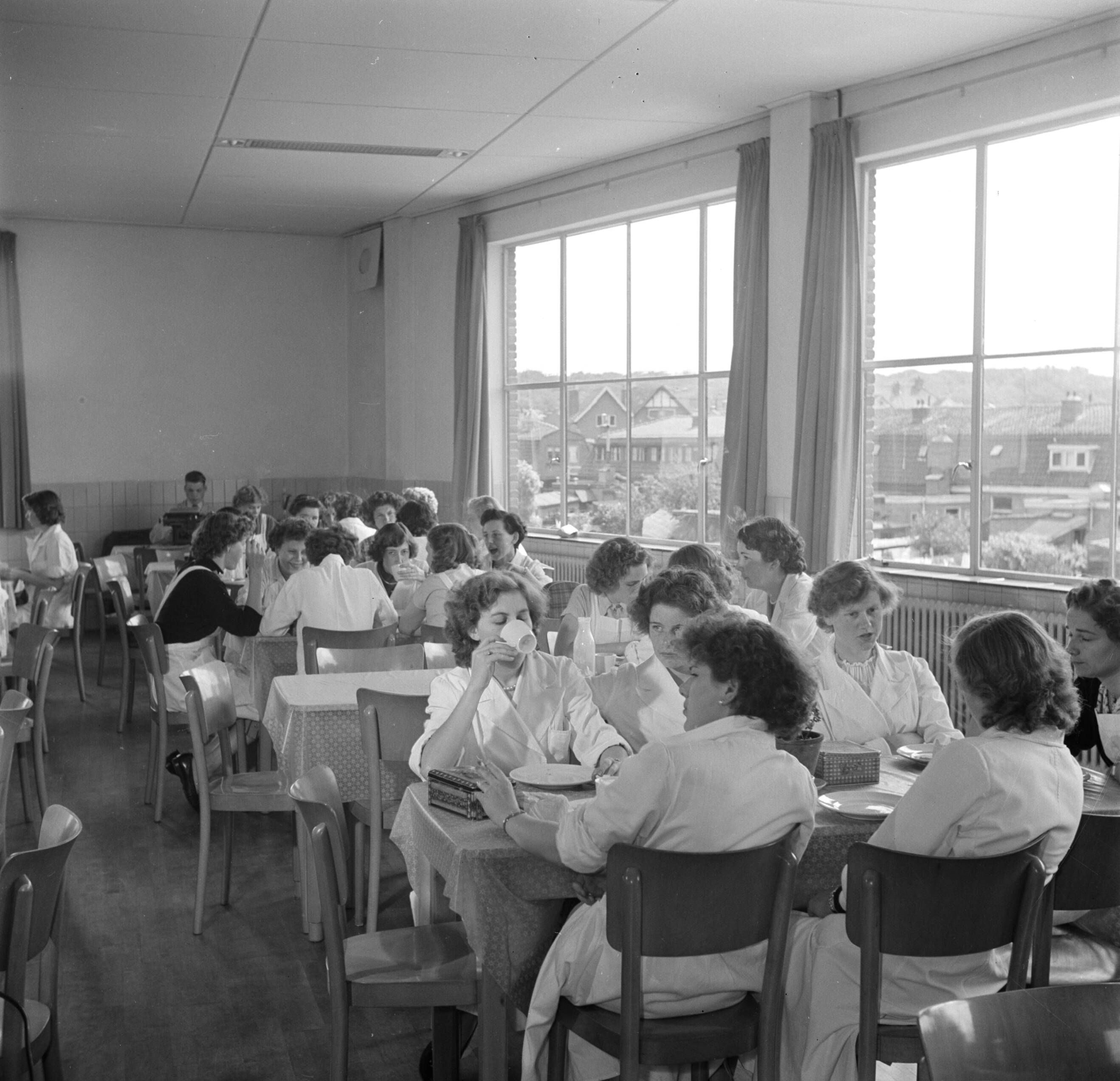 Reportage Kerko Haarlem — De kantine van Kerko — Foto: Poll, Willem van de. Licentie: Set B: Rechtenvrij / Publiek Domein. Bron: Nationaal Archief. http://hdl.handle.net/10648/aecbd688-d0b4-102d-bcf8-003048976d84