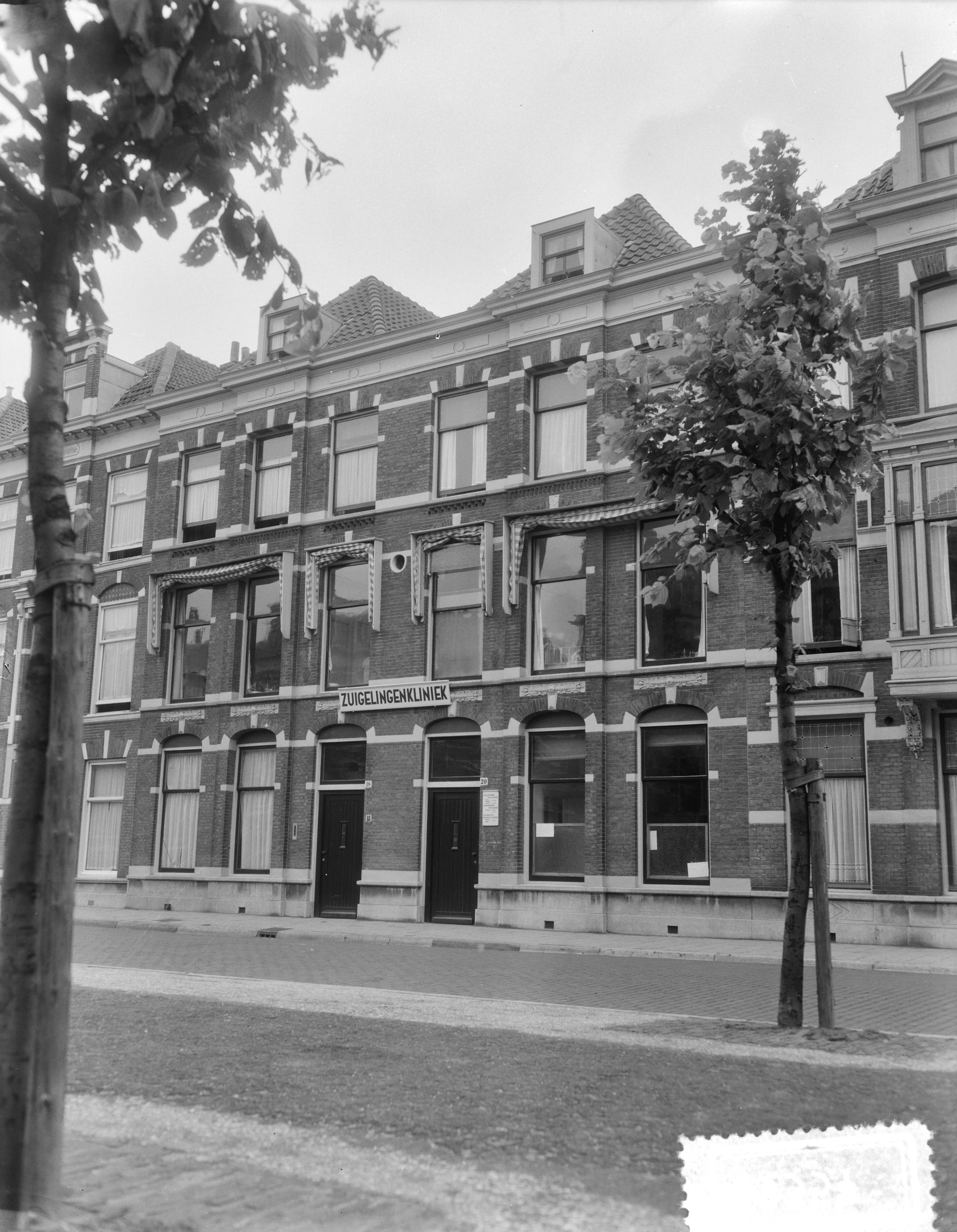 Consultatiebureau voor Zuigelingen Regentesselaan Den Haag — Consultatiebureau voor Zuigelingen aan de Regentesselaan te Den Haag — Foto: Duinen, G.W. van / Anefo. Licentie: Set B: Rechtenvrij / Publiek Domein. Bron: Nationaal Archief. http://hdl.handle.net/10648/a9240958-d0b4-102d-bcf8-003048976d84