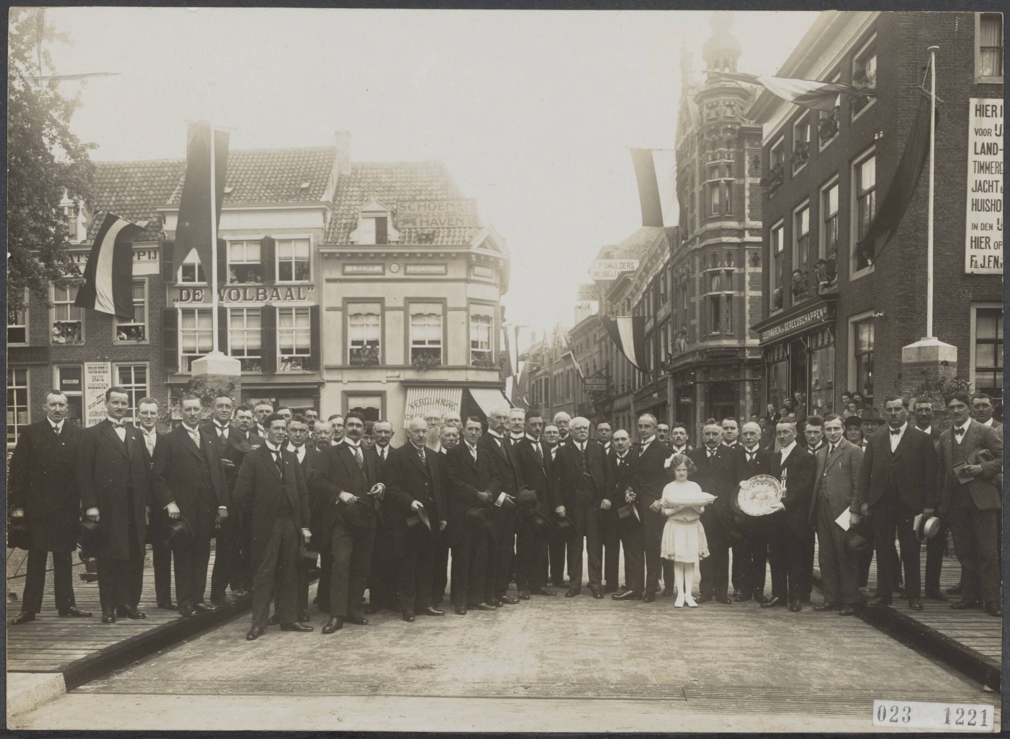 Fotocollectie Elsevier Binnenland — Opening van de herbouwde Tolbrug te Breda — Foto: N.V. Vereenigde Fotobureaux. Licentie: Set B: Rechtenvrij / Publiek Domein. Bron: Nationaal Archief. http://hdl.handle.net/10648/add65b72-d0b4-102d-bcf8-003048976d84