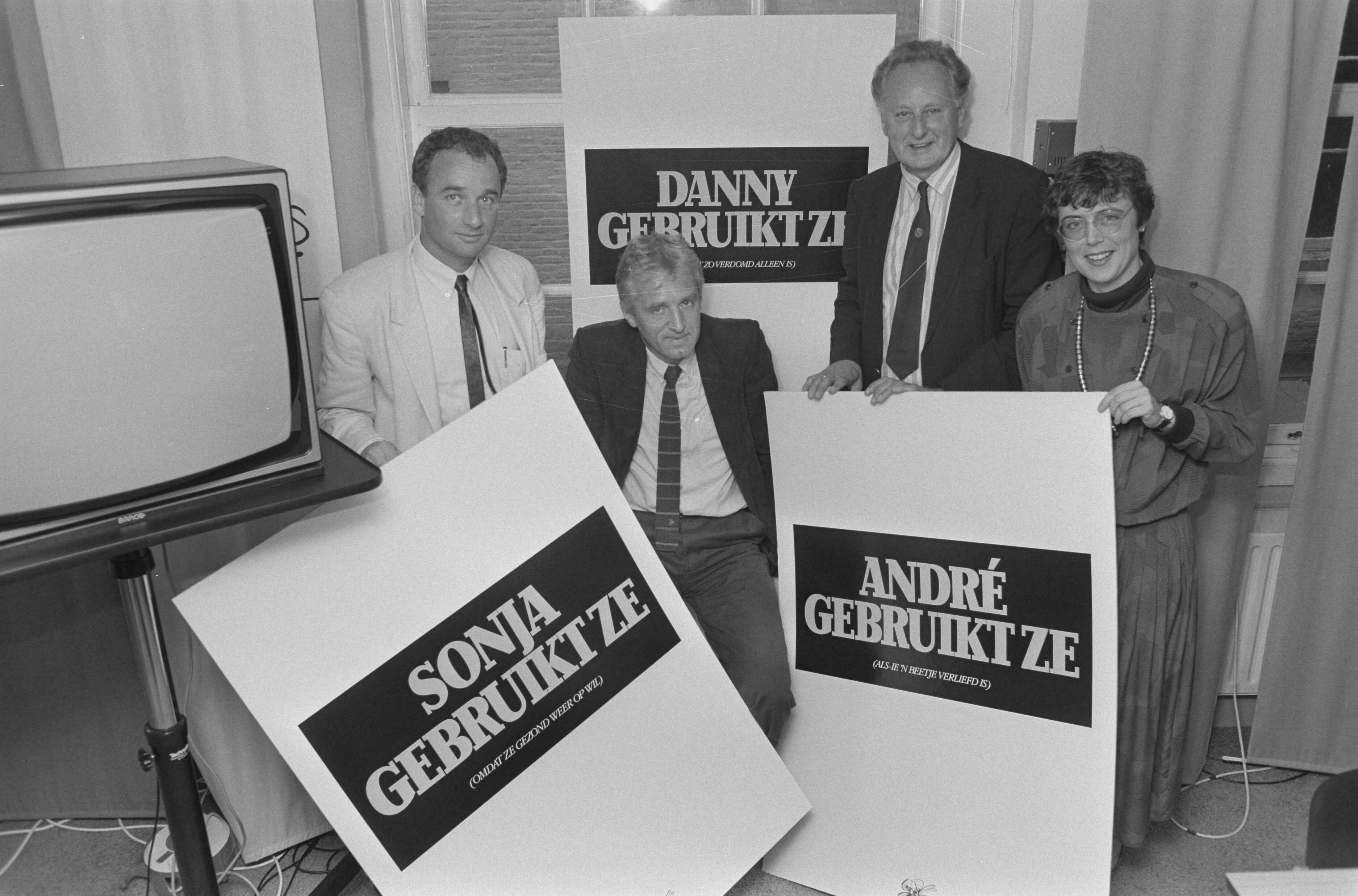 Fotocollectie Anefo — Start Nationale Condoomcampagne i.v.m. Aids-bestrijding in Den Haag ; Coutinko, Moerke van Spanje , mevr. Paakman — Foto: Molendijk, Bart / Anefo. Licentie: Set B: Rechtenvrij / Publiek Domein. Bron: Nationaal Archief. http://hdl.handle.net/10648/ad644b68-d0b4-102d-bcf8-003048976d84