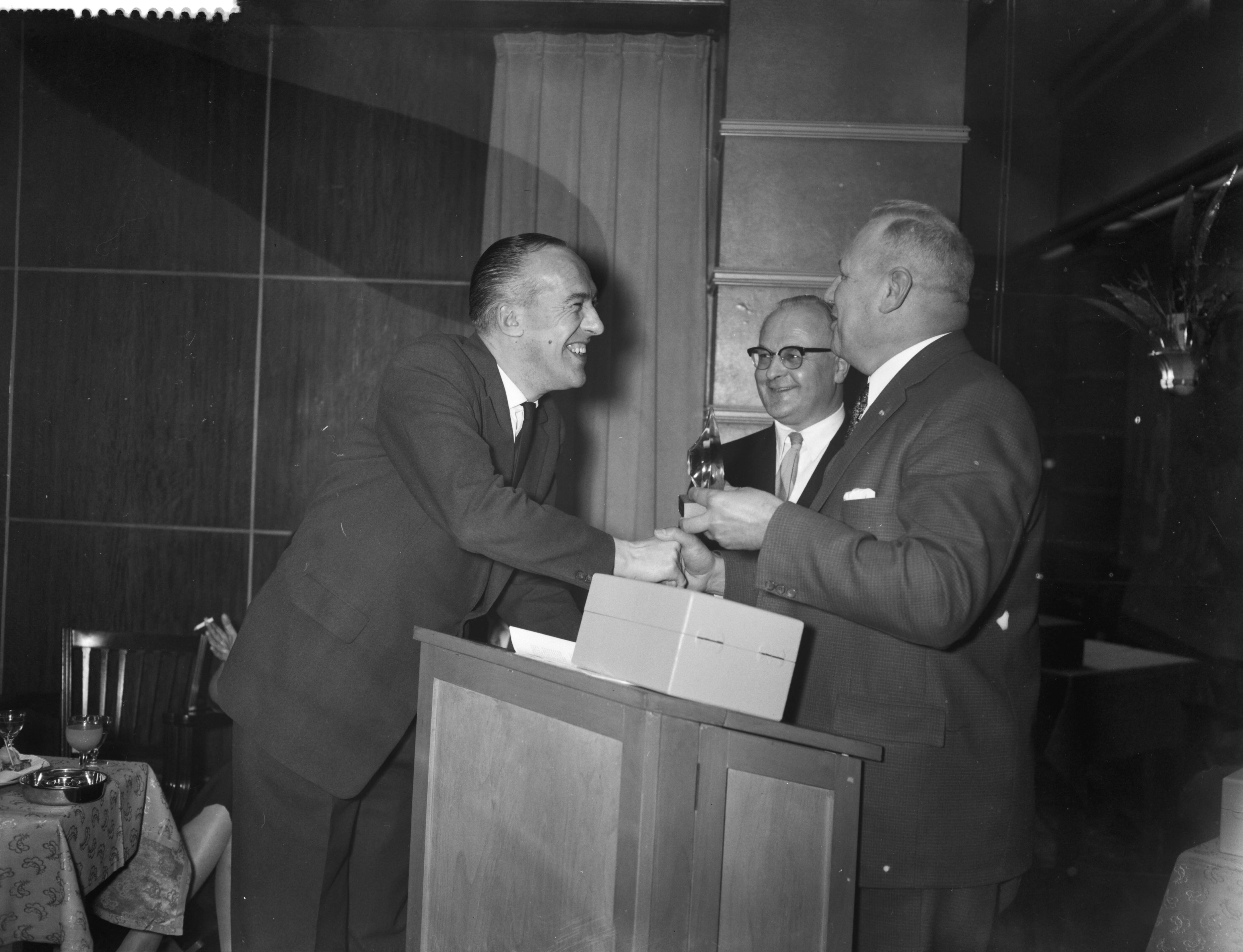 Fotocollectie Anefo — Uitreiking van de tv-Oscars door burgemeester J.J.G. Boot van Hilversum. Gijs Stappershoef ontvangt zijn "Oscar" (beste regieprestatie) — Foto: Rossem, Wim van / Anefo. Licentie: Set B: Rechtenvrij / Publiek Domein. Bron: Nationaal Archief. http://hdl.handle.net/10648/a97a048e-d0b4-102d-bcf8-003048976d84