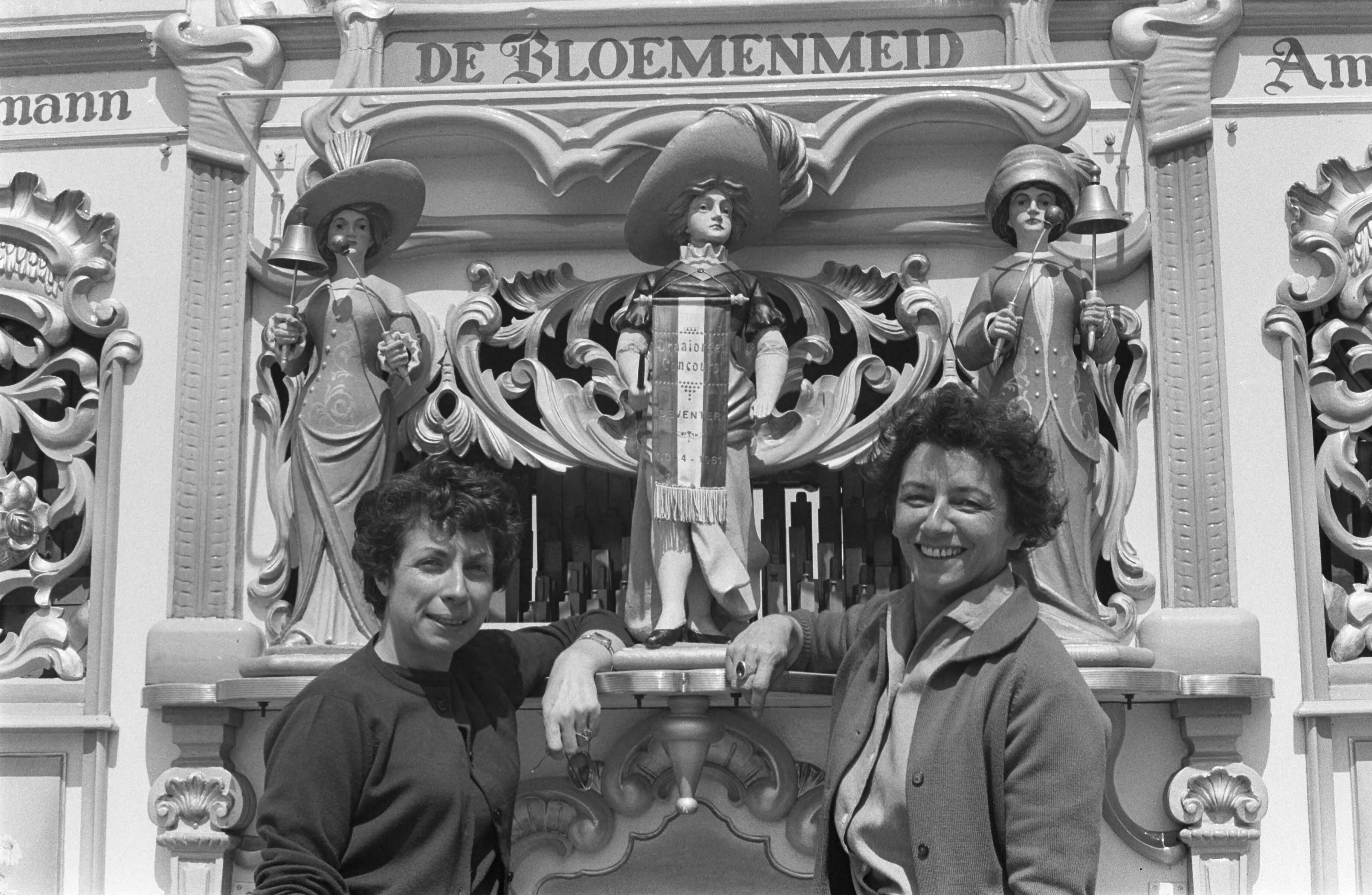 Fotocollectie Anefo — Franse chansonkunstenaars in Scheveningen. Katherina Renn en Simone Bartel (links) bij het draaiorgel de "Bloemenmeid" — Foto: Rossem, Wim van / Anefo. Licentie: Set B: Rechtenvrij / Publiek Domein. Bron: Nationaal Archief. http://hdl.handle.net/10648/a9da8322-d0b4-102d-bcf8-003048976d84