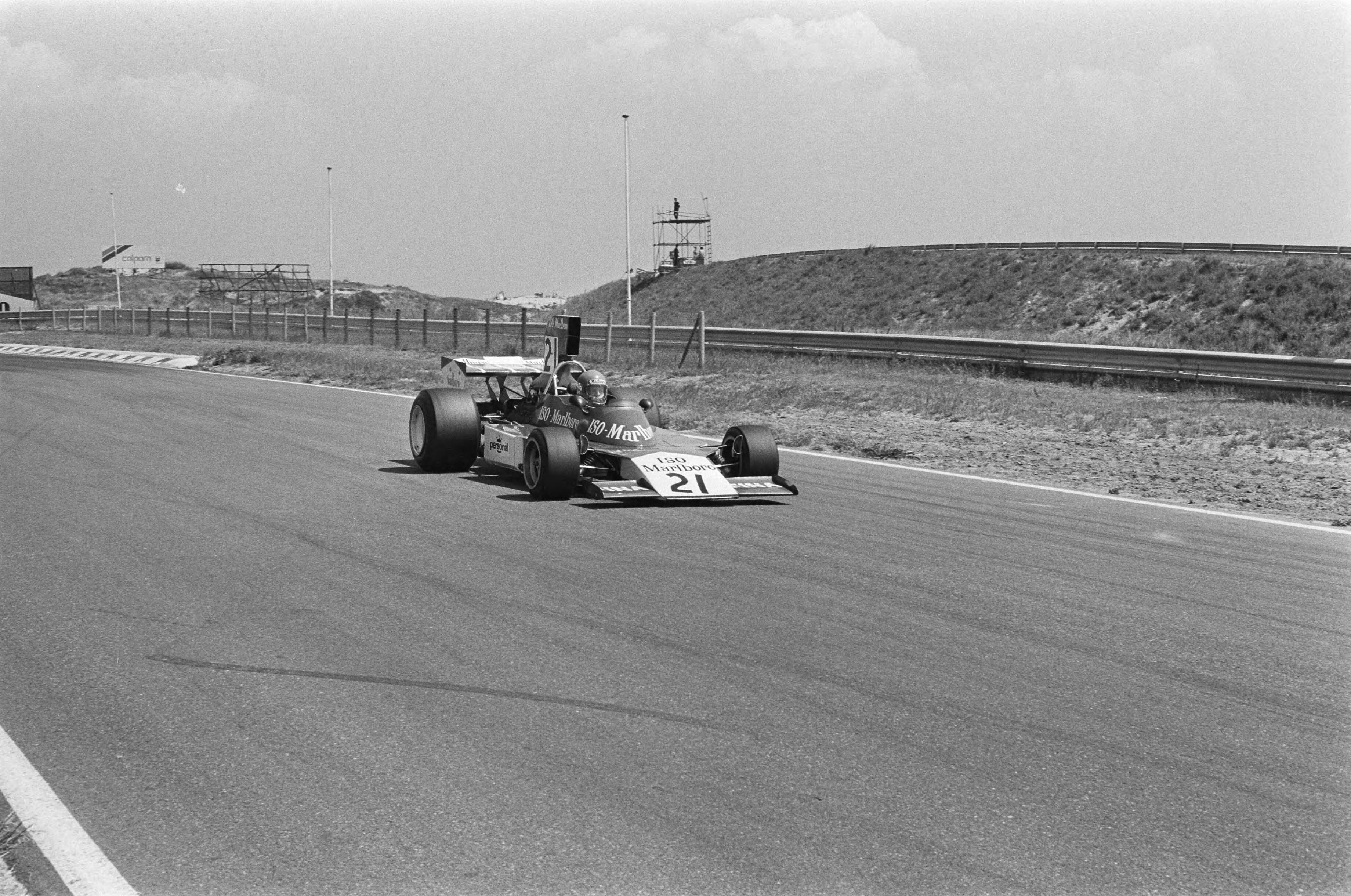 Fotocollectie Anefo — Training Grand Prix op Zandvoort; Gijs van Lennep in actie — Foto: Peters, Hans / Anefo. Licentie: Set B: Rechtenvrij / Publiek Domein. Bron: Nationaal Archief. http://hdl.handle.net/10648/ac4e3d7e-d0b4-102d-bcf8-003048976d84