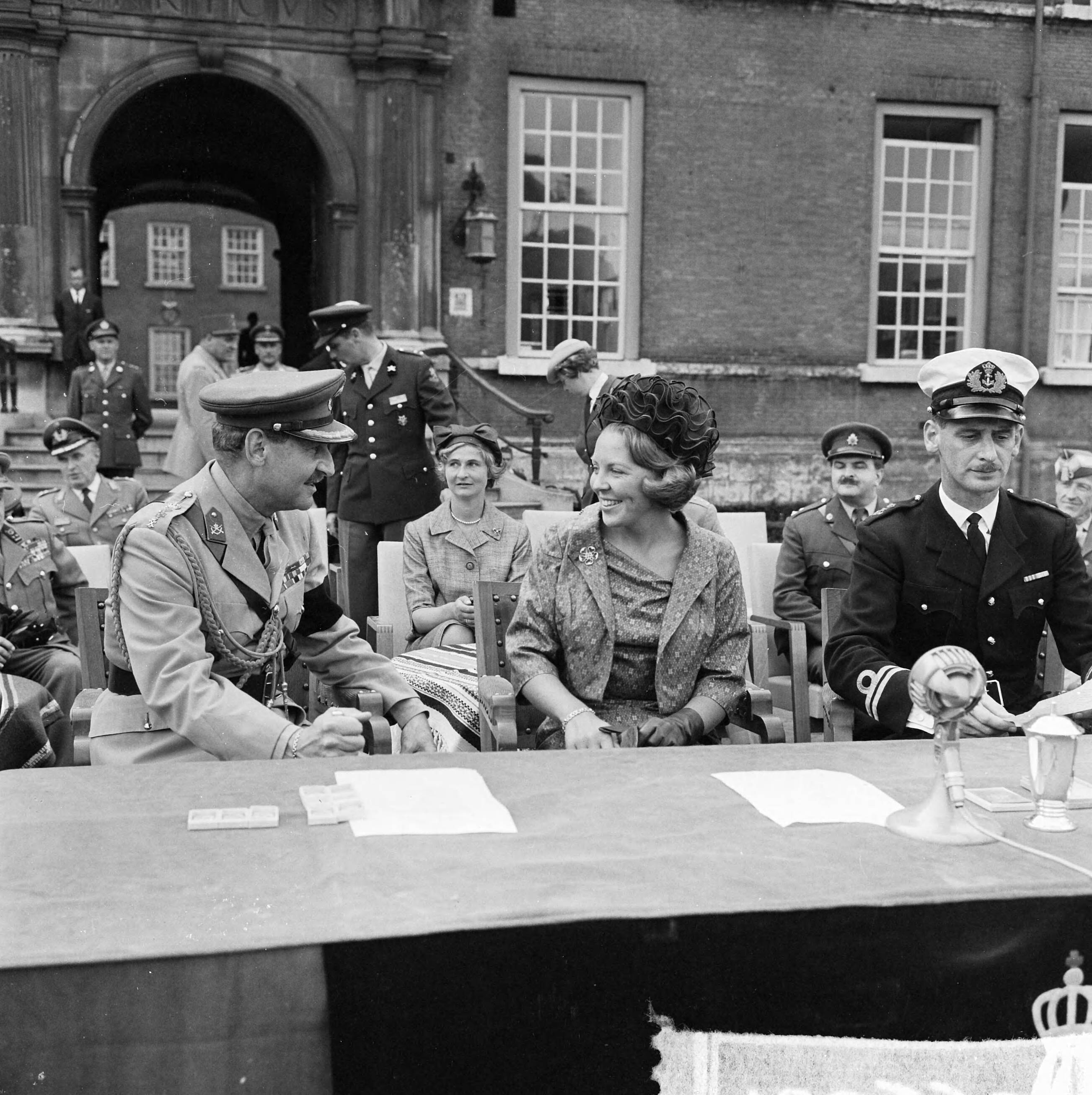 Fotocollectie Anefo — Prinses Beatrix bezoekt KMA te Breda, Prinses Beatrix — Foto: Pot, Harry / Anefo. Licentie: Set B: Rechtenvrij / Publiek Domein. Bron: Nationaal Archief. http://hdl.handle.net/10648/aa77edd8-d0b4-102d-bcf8-003048976d84