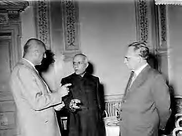 Bezoek van de Indiase premier Nehroe aan Nederland (1957) — Premier Pandit Nehroe van India in ons land. Op Kasteel Oud-Wassenaar met minister Mansholt (links) en minister-president Drees (rechts) — Foto: Noske, J.D. / Anefo. Licentie: Set B: Rechtenvrij / Publiek Domein. Bron: Nationaal Archief. http://hdl.handle.net/10648/a9645562-d0b4-102d-bcf8-003048976d84