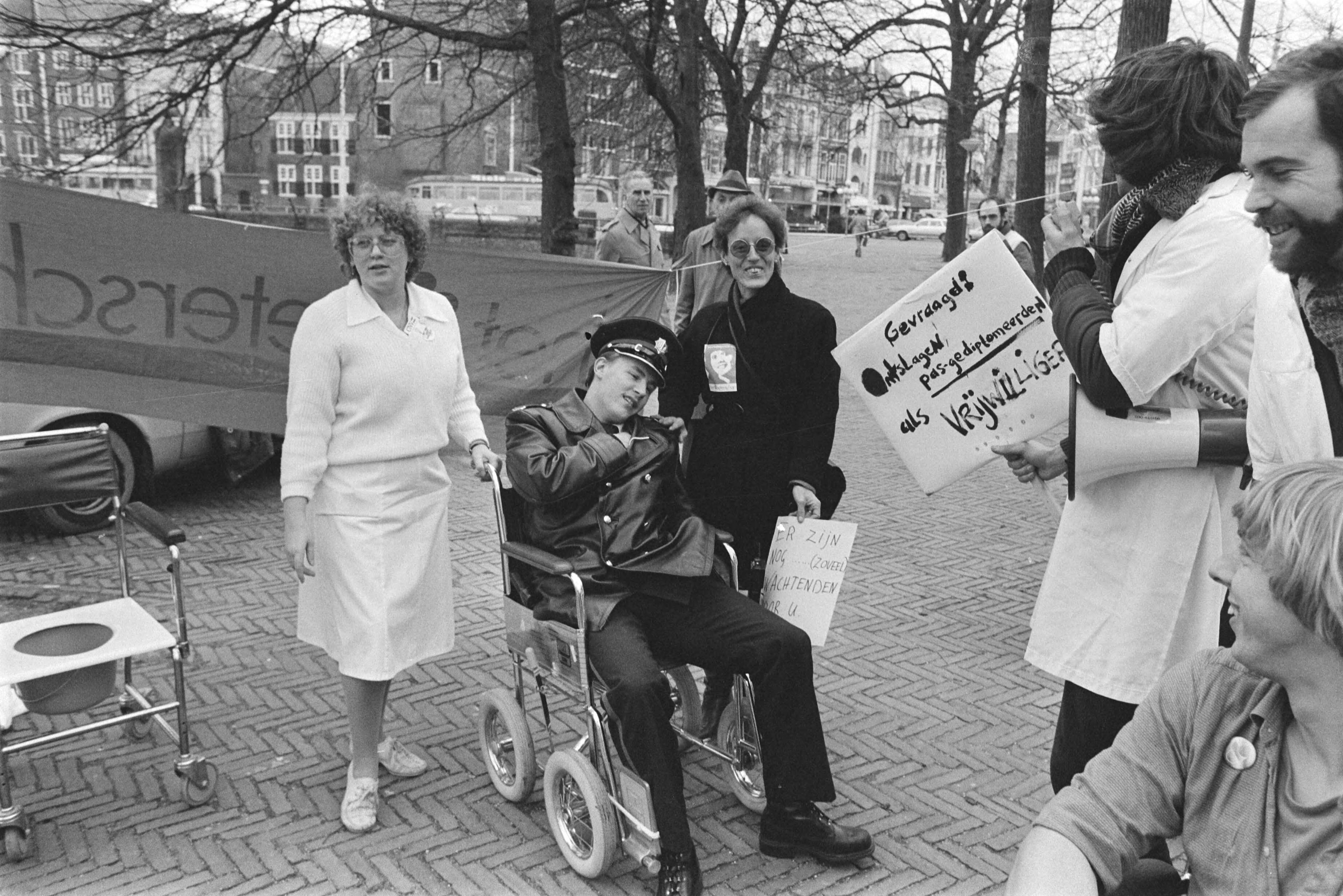 Fotocollectie Anefo — Protestactie van mensen uit gezondheidszorg tegen bezuiniging op de Vijverberg in Den Haag — Foto: Croes, Rob C. / Anefo. Licentie: Set B: Rechtenvrij / Publiek Domein. Bron: Nationaal Archief. http://hdl.handle.net/10648/ad328ccc-d0b4-102d-bcf8-003048976d84