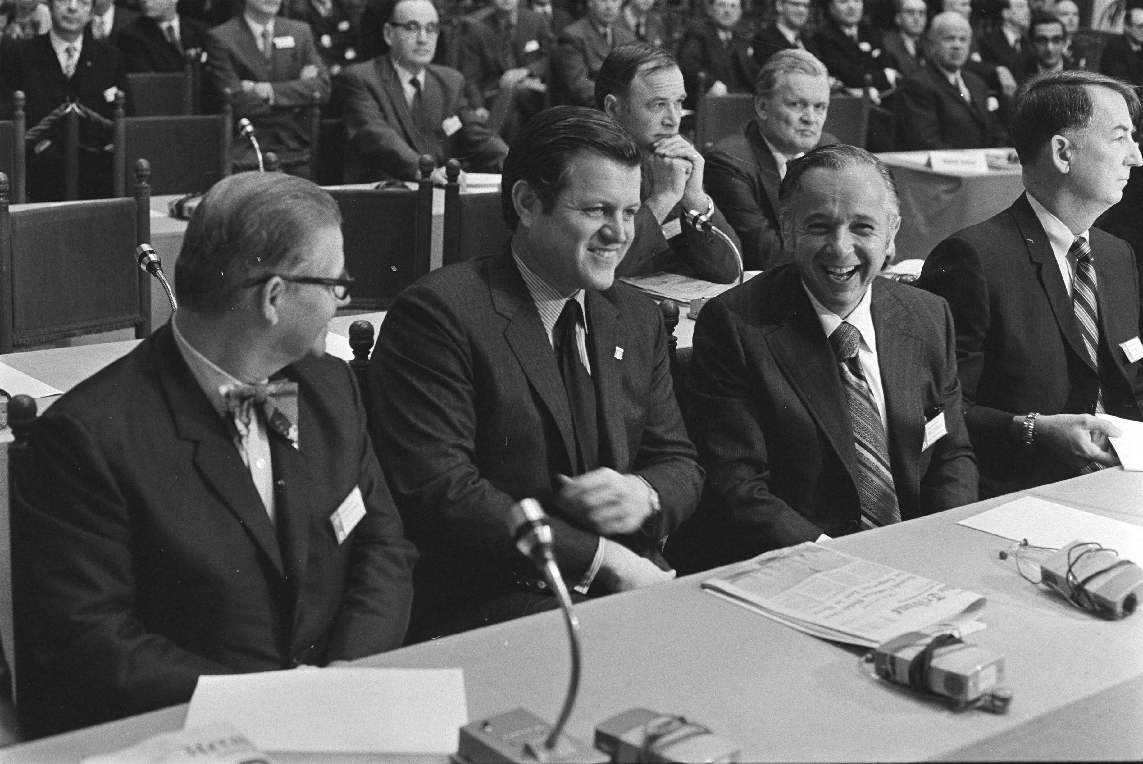 Fotocollectie Anefo — NATO Parlement bijeen in Ridderzaal, Den Haag ; v.l.n.r Clark (USA). Edward Kennedy , Podell (USA) in bank — Foto: Koch, Eric / Anefo. Licentie: Set B: Rechtenvrij / Publiek Domein. Bron: Nationaal Archief. http://hdl.handle.net/10648/aba96592-d0b4-102d-bcf8-003048976d84