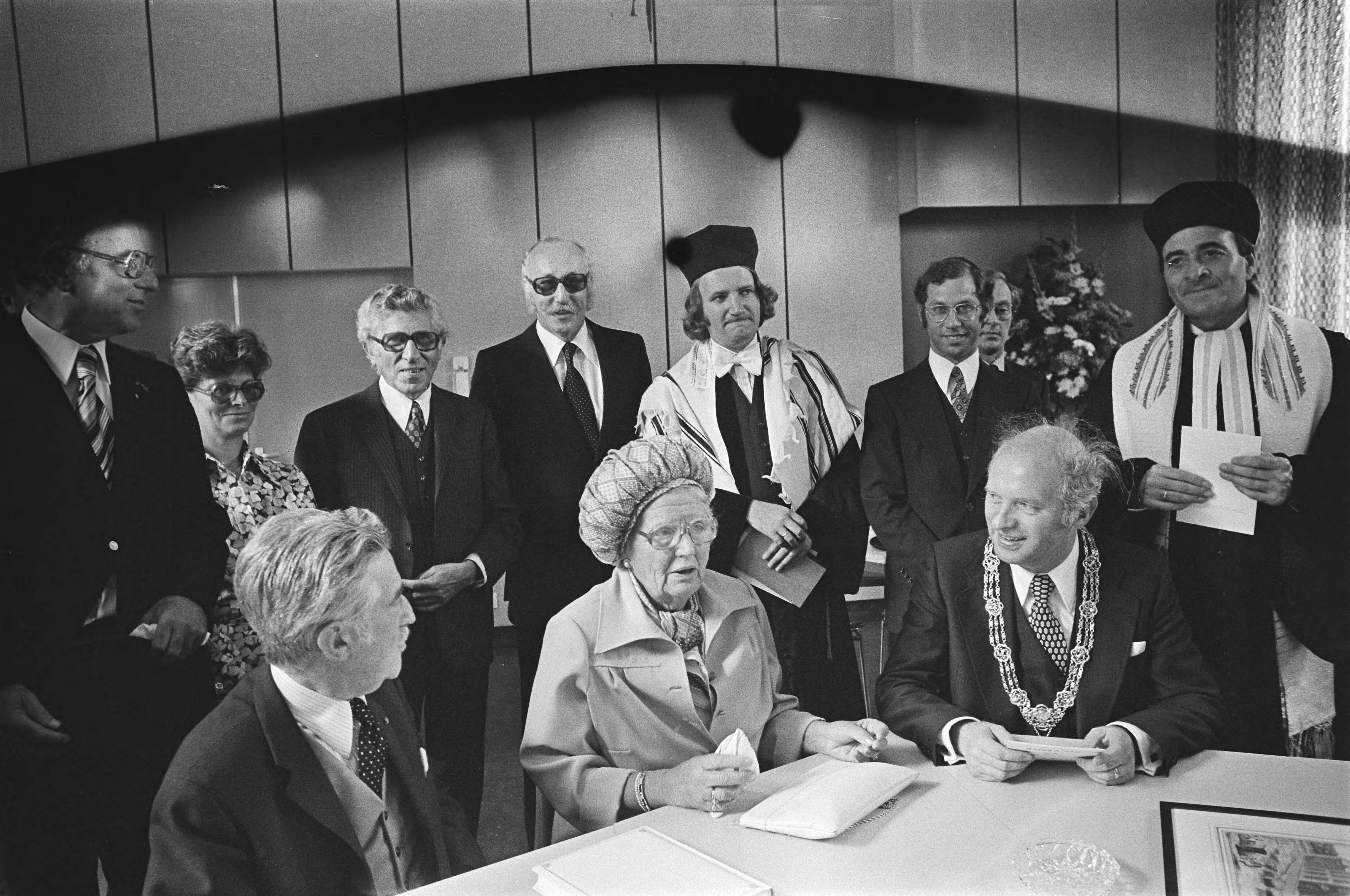 Fotocollectie Anefo — H M bij gerestaureerde synagoge van Liberaal Joodse Gemeente in Den Haag ,H M en burgemeester Schols — Foto: Verhoeff, Bert / Anefo. Licentie: Set B: Rechtenvrij / Publiek Domein. Bron: Nationaal Archief. http://hdl.handle.net/10648/ac8af426-d0b4-102d-bcf8-003048976d84