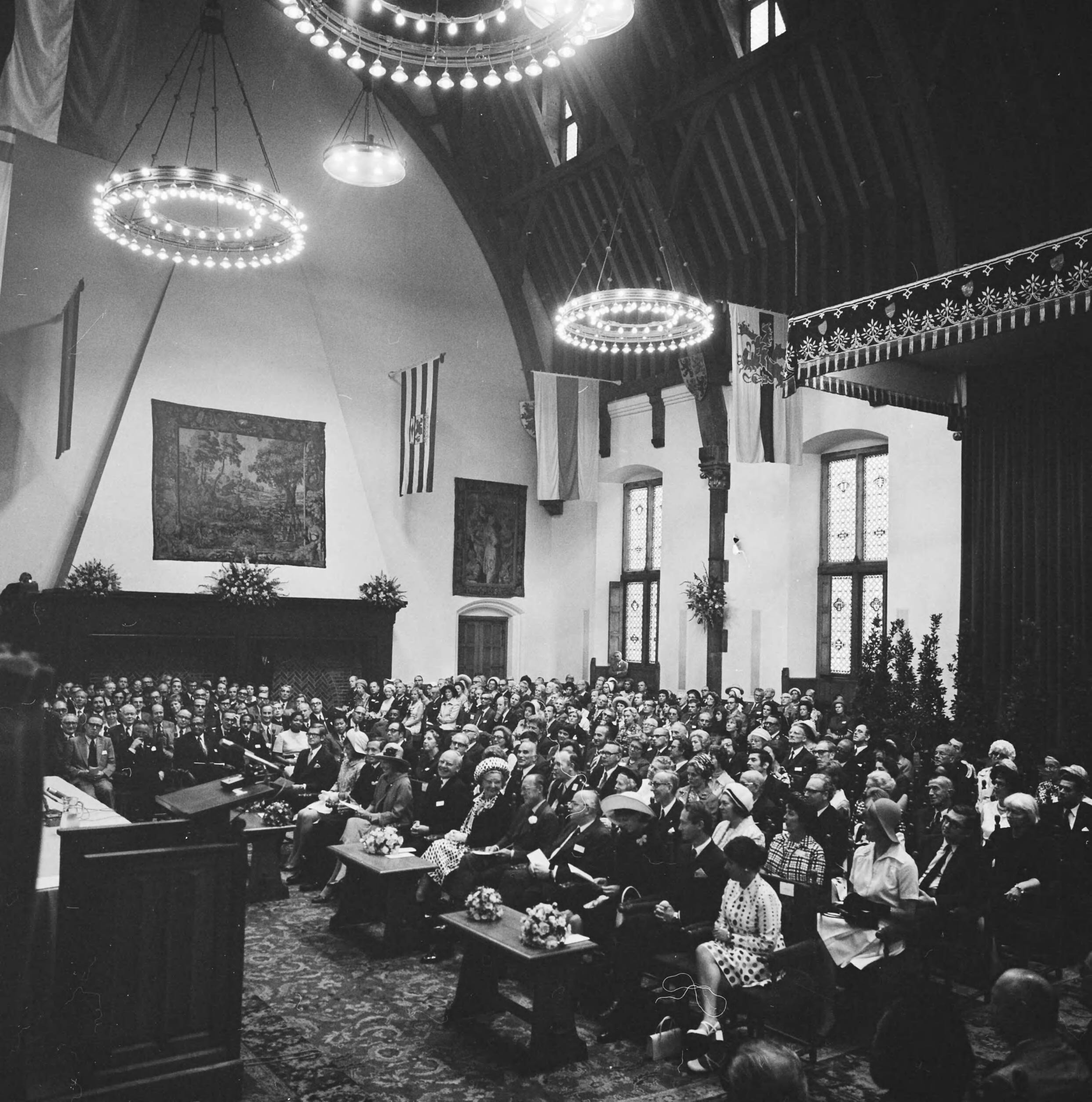 Fotocollectie Anefo — Viering Zilveren Regeringsjubileum van Koningin Juliana in Den Haag , Koninklijke familie in Ridderzaal — Foto: Mieremet, Rob / Anefo. Licentie: Set B: Rechtenvrij / Publiek Domein. Bron: Nationaal Archief. http://hdl.handle.net/10648/ac364ce6-d0b4-102d-bcf8-003048976d84