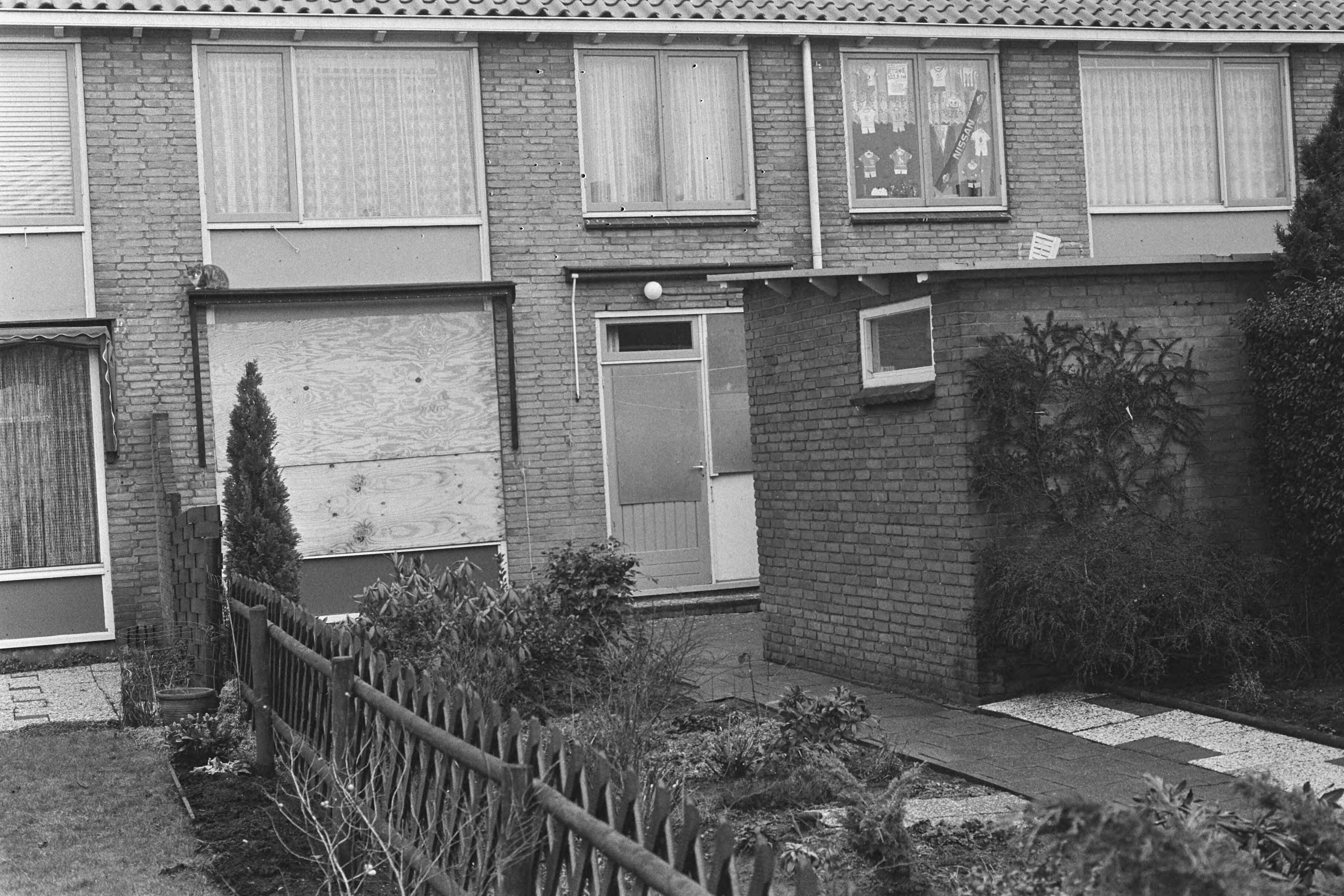 Fotocollectie Anefo — Echtpaar in Krommenie neergeschoten; woning in Burgemeester Lammerschaagstraat 7 — Foto: Molendijk, Bart / Anefo. Licentie: Set B: Rechtenvrij / Publiek Domein. Bron: Nationaal Archief. http://hdl.handle.net/10648/ad5bf5d0-d0b4-102d-bcf8-003048976d84