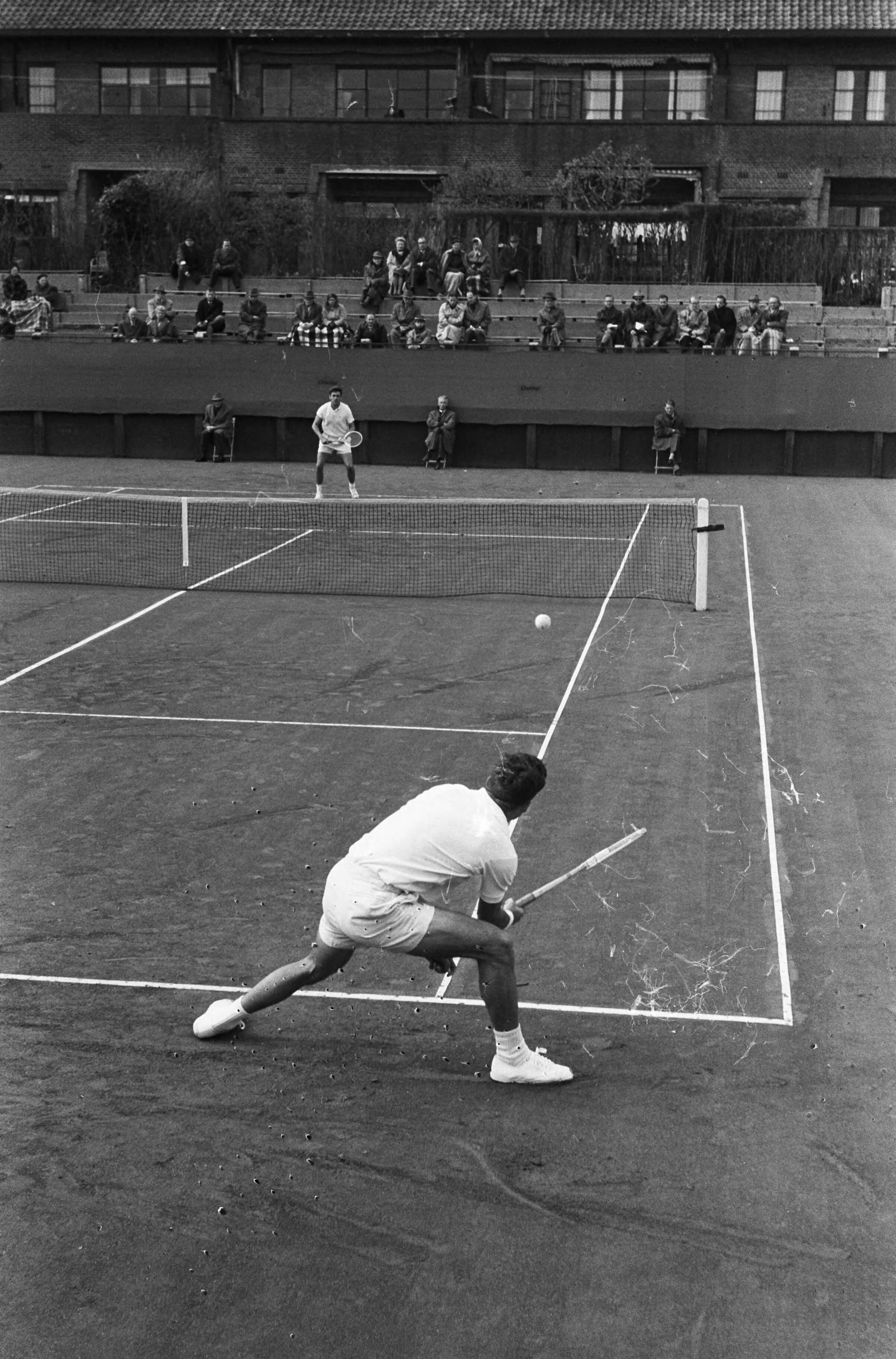 Fotocollectie Anefo — Tennis. Davis Cup Europese Zone, eerste ronde wedstrijd Nederland tegen Rhodesië op de METS-banen te Scheveningen. Piet van Eijsden (achter) tegen Adrian Bey (Rhodesië). Van Eijsden won met 3-6, 9-7, 6-3 en 6-3 — Foto: Koch, Eric / Anefo. Licentie: Set B: Rechtenvrij / Publiek Domein. Bron: Nationaal Archief. http://hdl.handle.net/10648/aa352b6a-d0b4-102d-bcf8-003048976d84