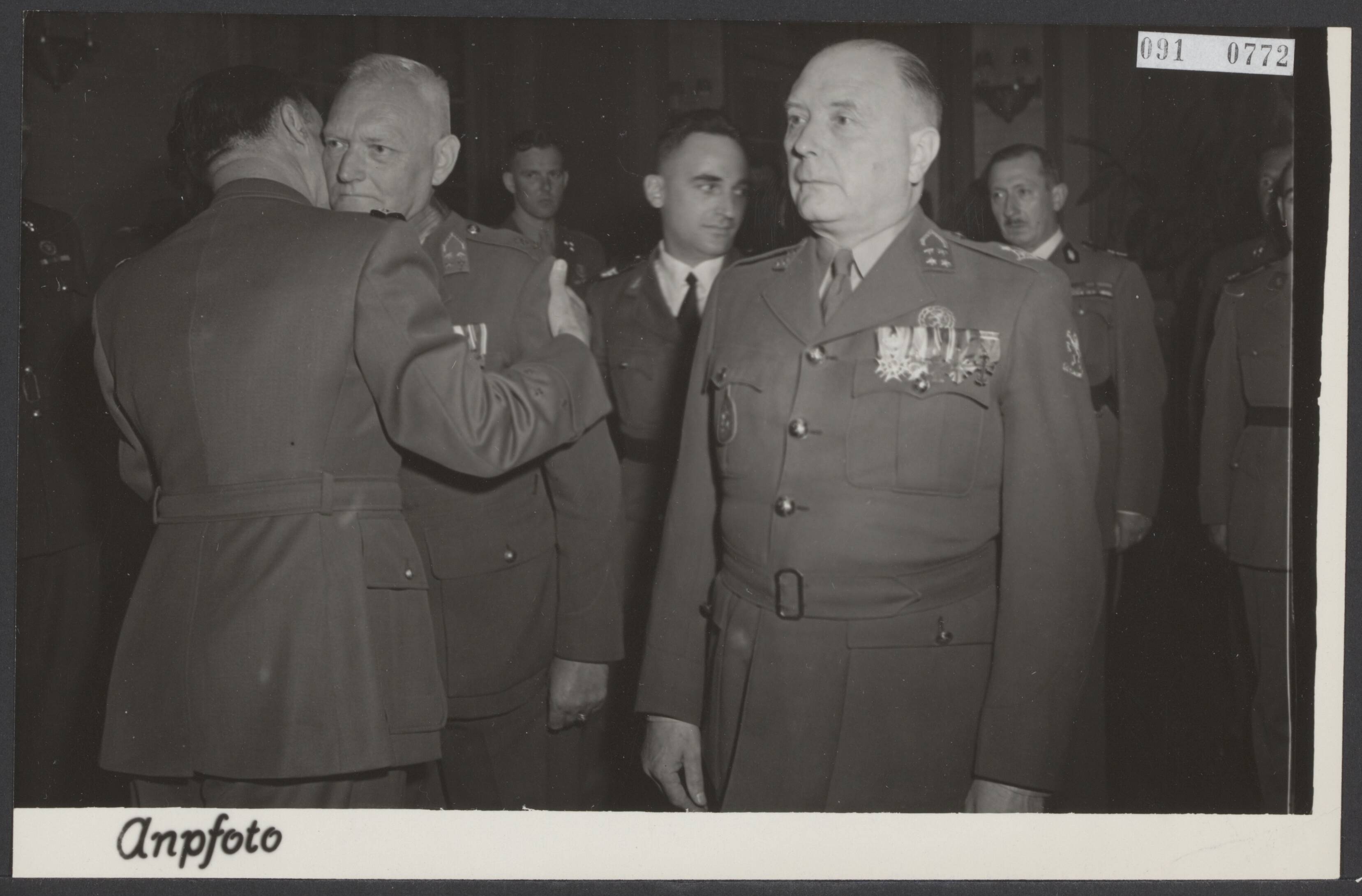 Fotocollectie Elsevier Binnenland — Ter gelegenheid van het bezoek van Franse intendance officieren aan Nederland werd in het Kurhaus te Scheveningen door luitenant-generaal M. le Coguiet het commandeurkruis van het Legioen van Eer uitgereikt aan generaal-majoor J. de Jongh (links) en generaal-majoor Van Leeuwen (rechts) — Foto: ANP / RVD of rechtenvrij. Licentie: Set B: Rechtenvrij / Publiek Domein. Bron: Nationaal Archief. http://hdl.handle.net/10648/ae20f57e-d0b4-102d-bcf8-003048976d84