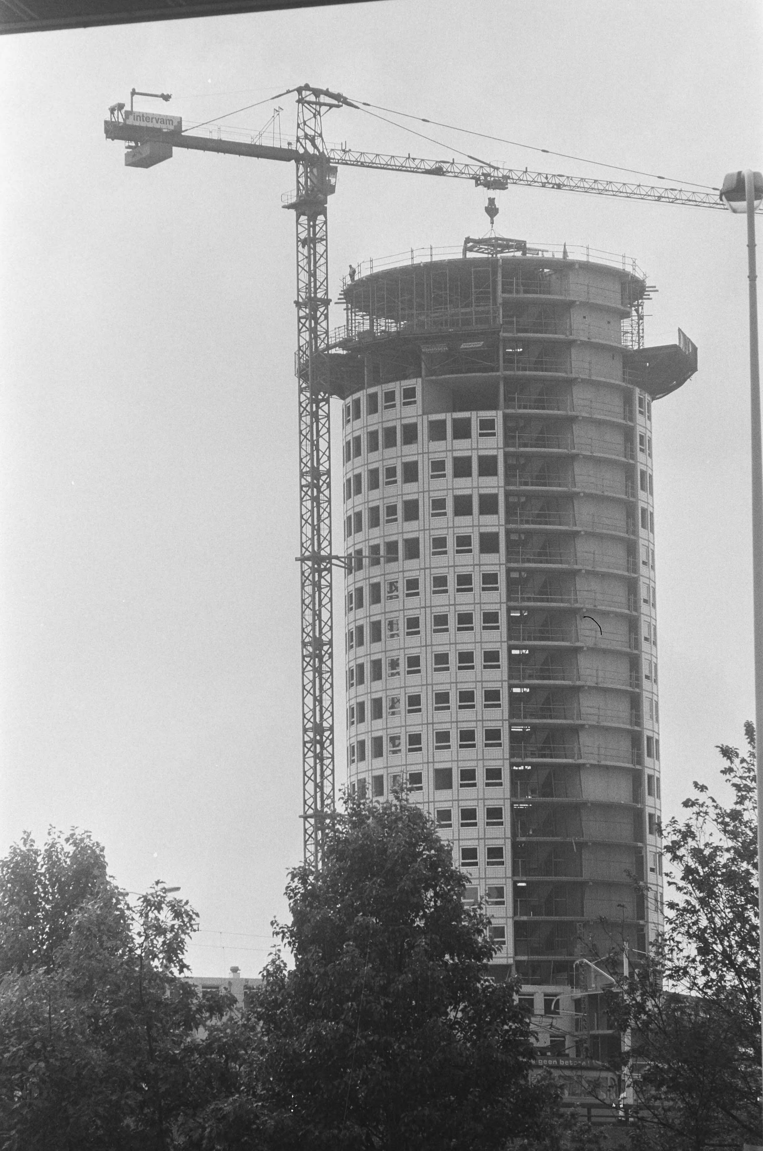 Fotocollectie Anefo — Hoogste punt hoogste woontoren van Nederland in Den Haag bereikt — Foto: Gerrits, Roland / Anefo. Licentie: Set B: Rechtenvrij / Publiek Domein. Bron: Nationaal Archief. http://hdl.handle.net/10648/ad615642-d0b4-102d-bcf8-003048976d84