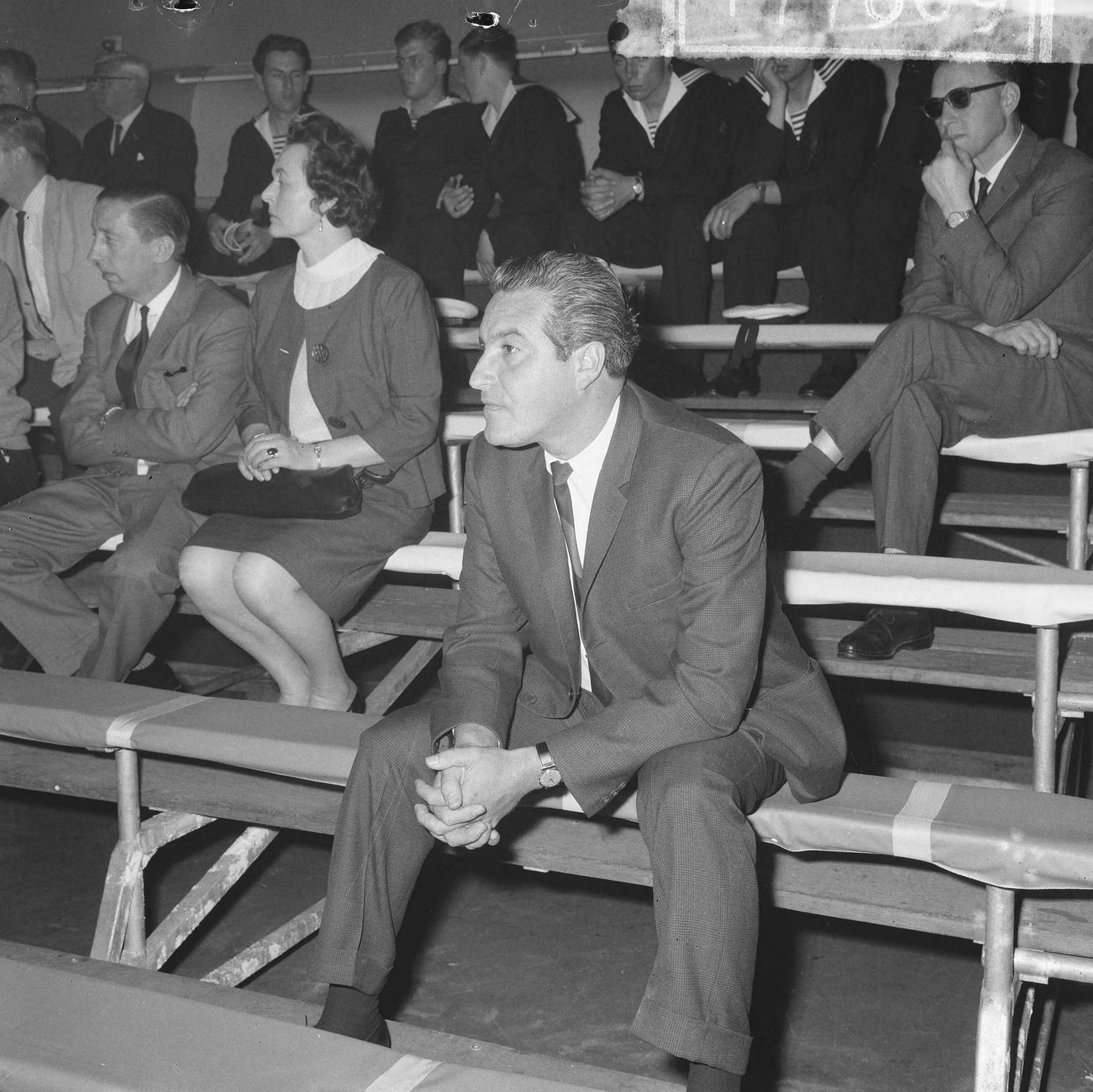 Fotocollectie Anefo — Wereldkampioenschappen driebanden te Hilversum, Adolfo Suarez uit Peru mocht niet meedoen, hier op de tribune — Foto: Nijs, Jac. de / Anefo. Licentie: Set B: Rechtenvrij / Publiek Domein. Bron: Nationaal Archief. http://hdl.handle.net/10648/aaa7254e-d0b4-102d-bcf8-003048976d84