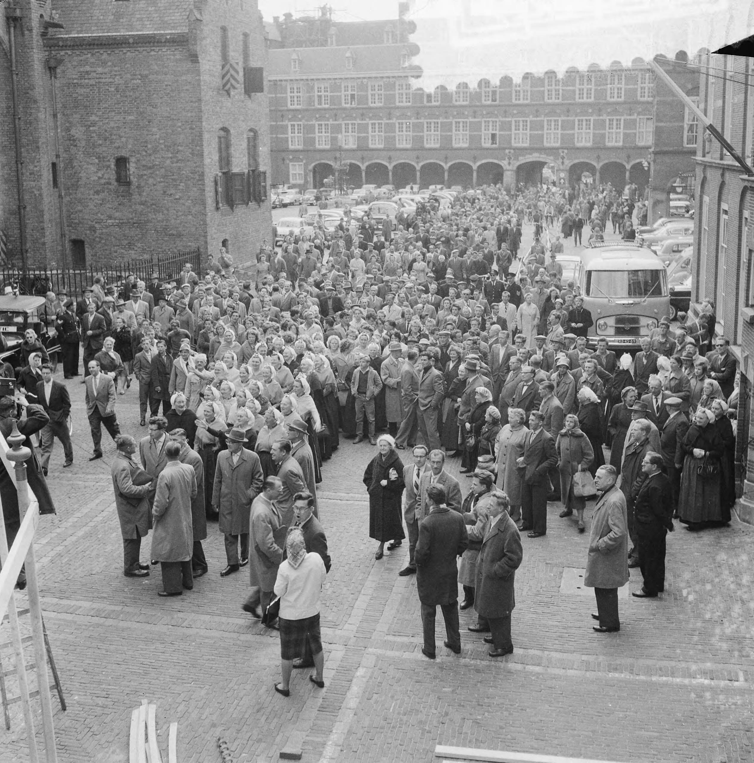 Fotocollectie Anefo — Protestmars Scheveningse vissers — Foto: Koch, Eric / Anefo. Licentie: Set B: Rechtenvrij / Publiek Domein. Bron: Nationaal Archief. http://hdl.handle.net/10648/a9d52616-d0b4-102d-bcf8-003048976d84
