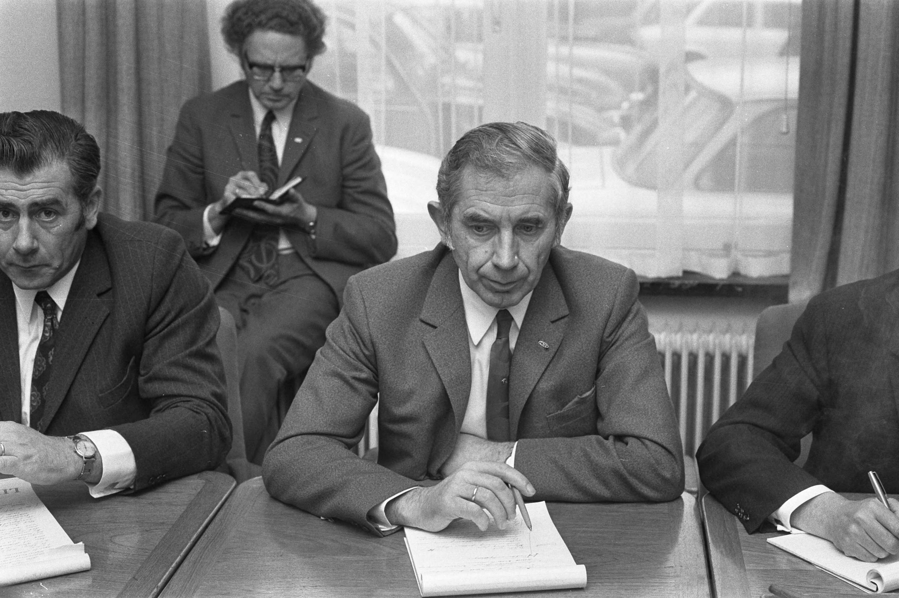 Fotocollectie Anefo — Raad van overleg van werkgevers en werknemers metaalindustrie bijeen over CAO in FME-gebouw, Den Haag — Foto: Peters, Hans / Anefo. Licentie: Set B: Rechtenvrij / Publiek Domein. Bron: Nationaal Archief. http://hdl.handle.net/10648/abddb02c-d0b4-102d-bcf8-003048976d84