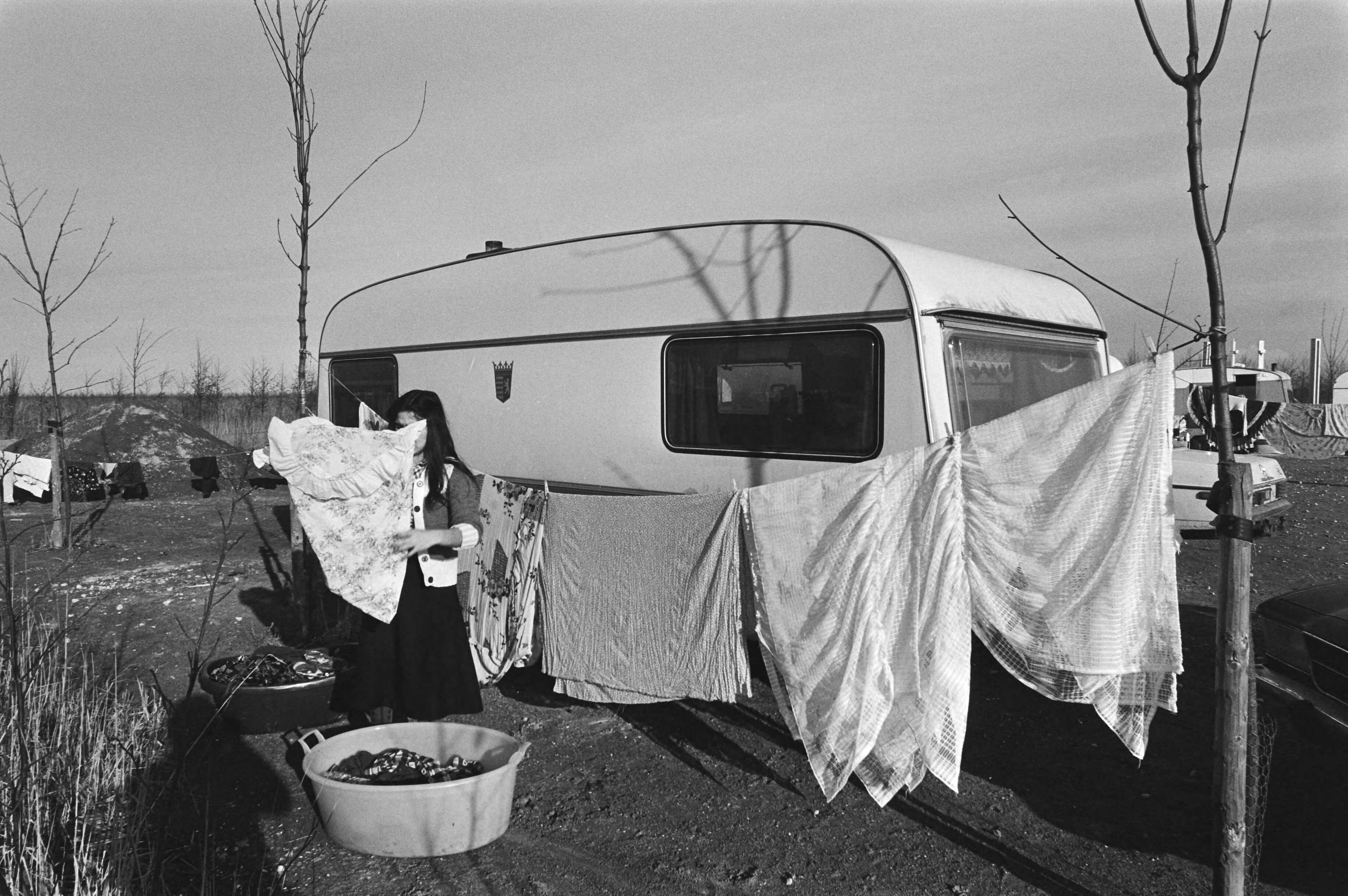 Zigeuners uit gevangenissen in Middelburg en Zwolle gaan naar Almere — Zigeunervrouw hangt de was op — Foto: Dijk, Hans van / Anefo. Licentie: Set B: Rechtenvrij / Publiek Domein. Bron: Nationaal Archief. http://hdl.handle.net/10648/acf370aa-d0b4-102d-bcf8-003048976d84