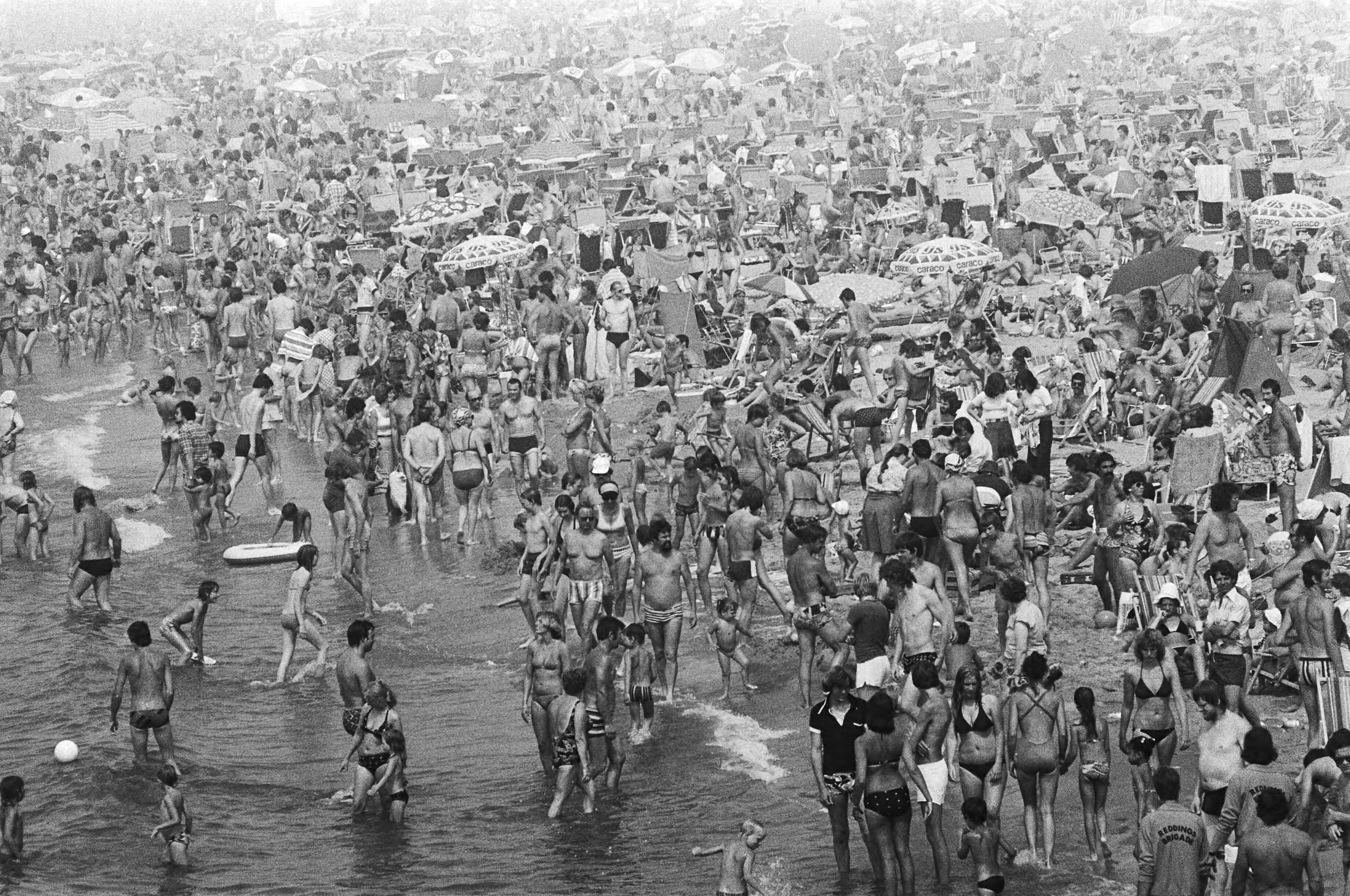 Fotocollectie Anefo — Hittegolf, enorme drukte op strand (Scheveningen) — Foto: Mieremet, Rob / Anefo. Licentie: Set B: Rechtenvrij / Publiek Domein. Bron: Nationaal Archief. http://hdl.handle.net/10648/ac8732b4-d0b4-102d-bcf8-003048976d84