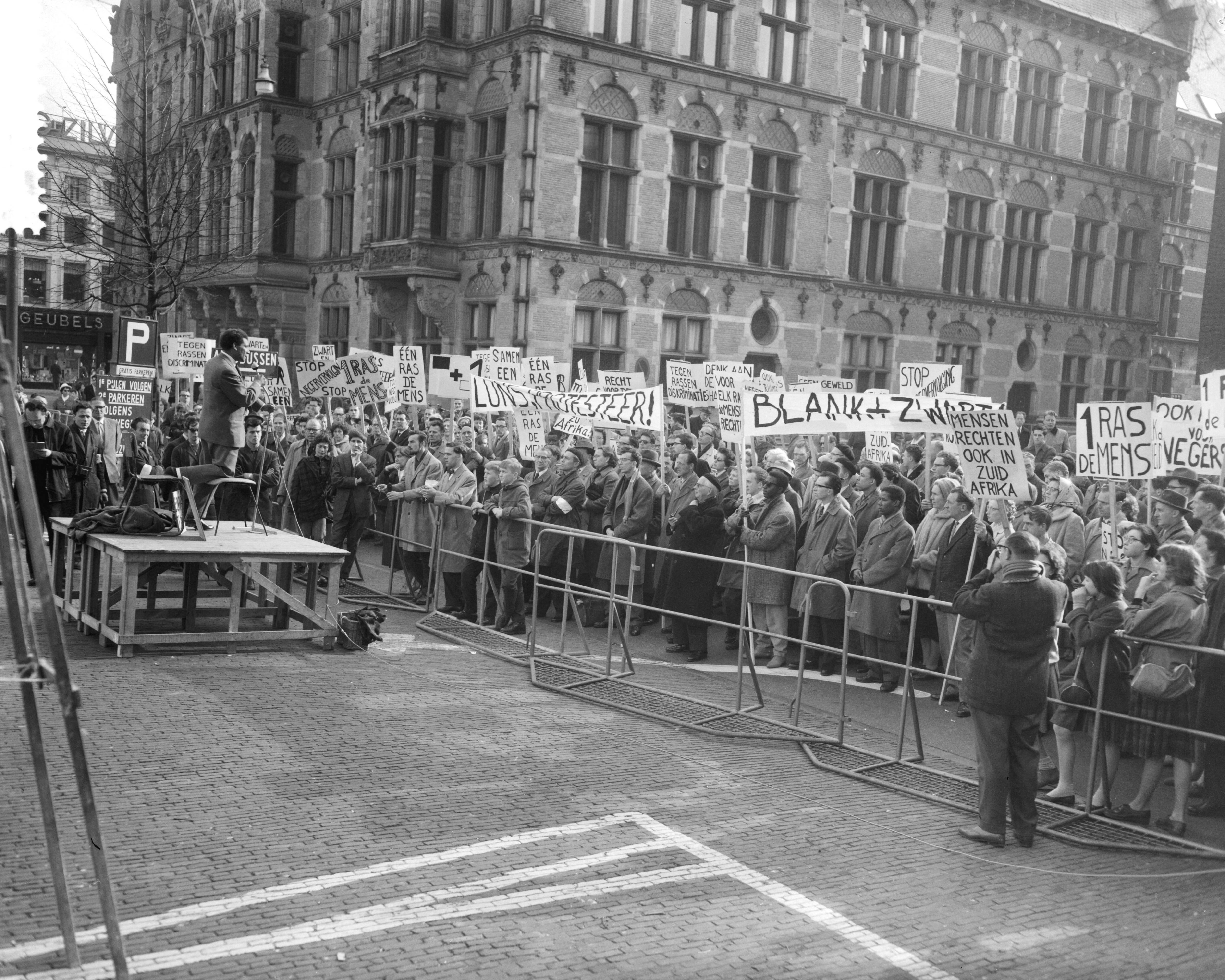 Fotocollectie Anefo — Protestdemonstratie tegen de Apartheidspolitiek van Zuid-Afrika in Den Haag. Overzicht tijdens toespraak van Guus Sterman — Foto: Behrens, Herbert F. / Anefo. Licentie: Set B: Rechtenvrij / Publiek Domein. Bron: Nationaal Archief. http://hdl.handle.net/10648/a9ab9210-d0b4-102d-bcf8-003048976d84