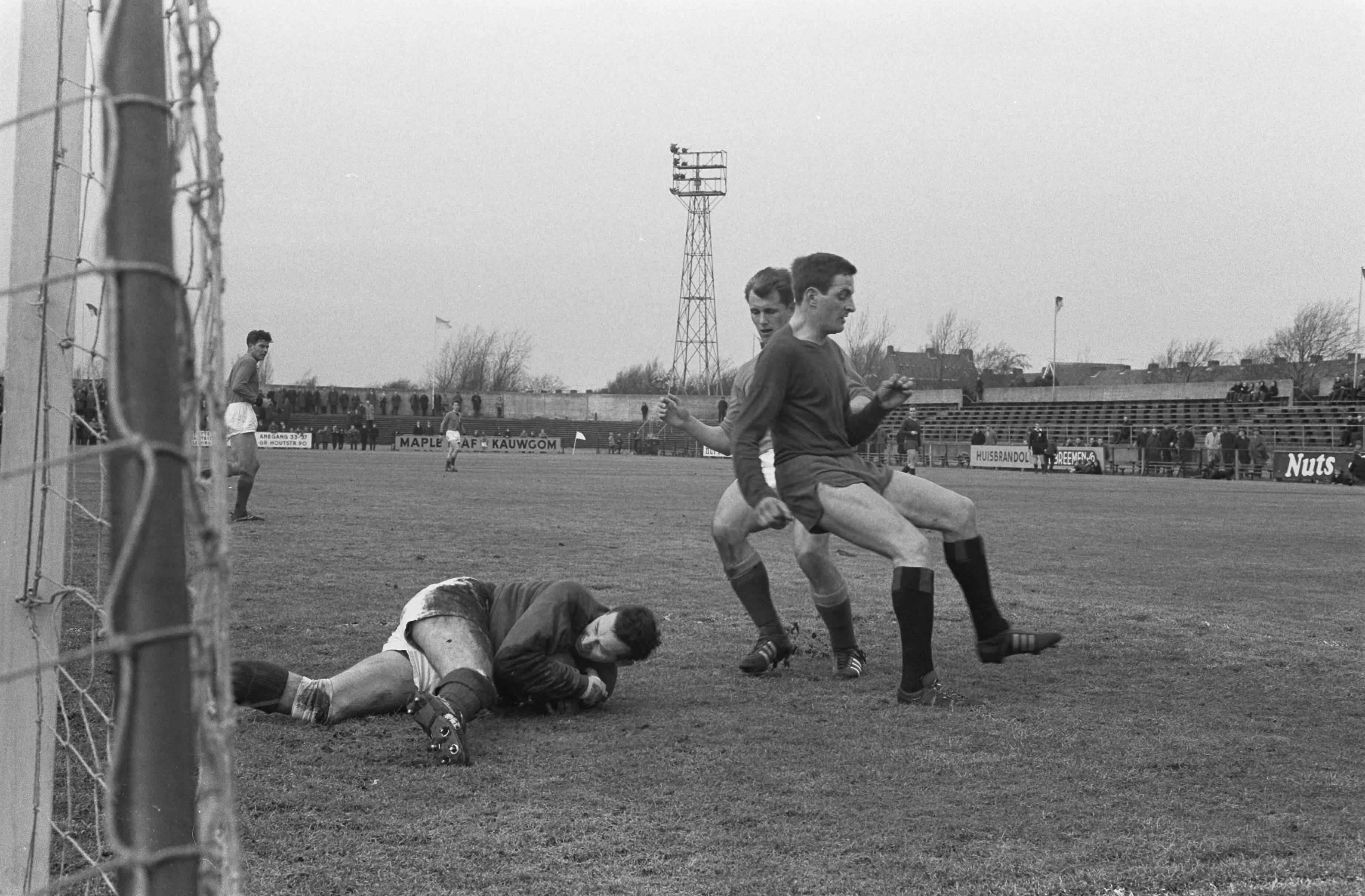 Fotocollectie Anefo — Voetbal. Vriendschappelijke wedstrijd Haarlem tegen Volendam 0-2. Spelmoment — Foto: Pot, Harry / Anefo. Licentie: Set B: Rechtenvrij / Publiek Domein. Bron: Nationaal Archief. http://hdl.handle.net/10648/aa2d2f96-d0b4-102d-bcf8-003048976d84