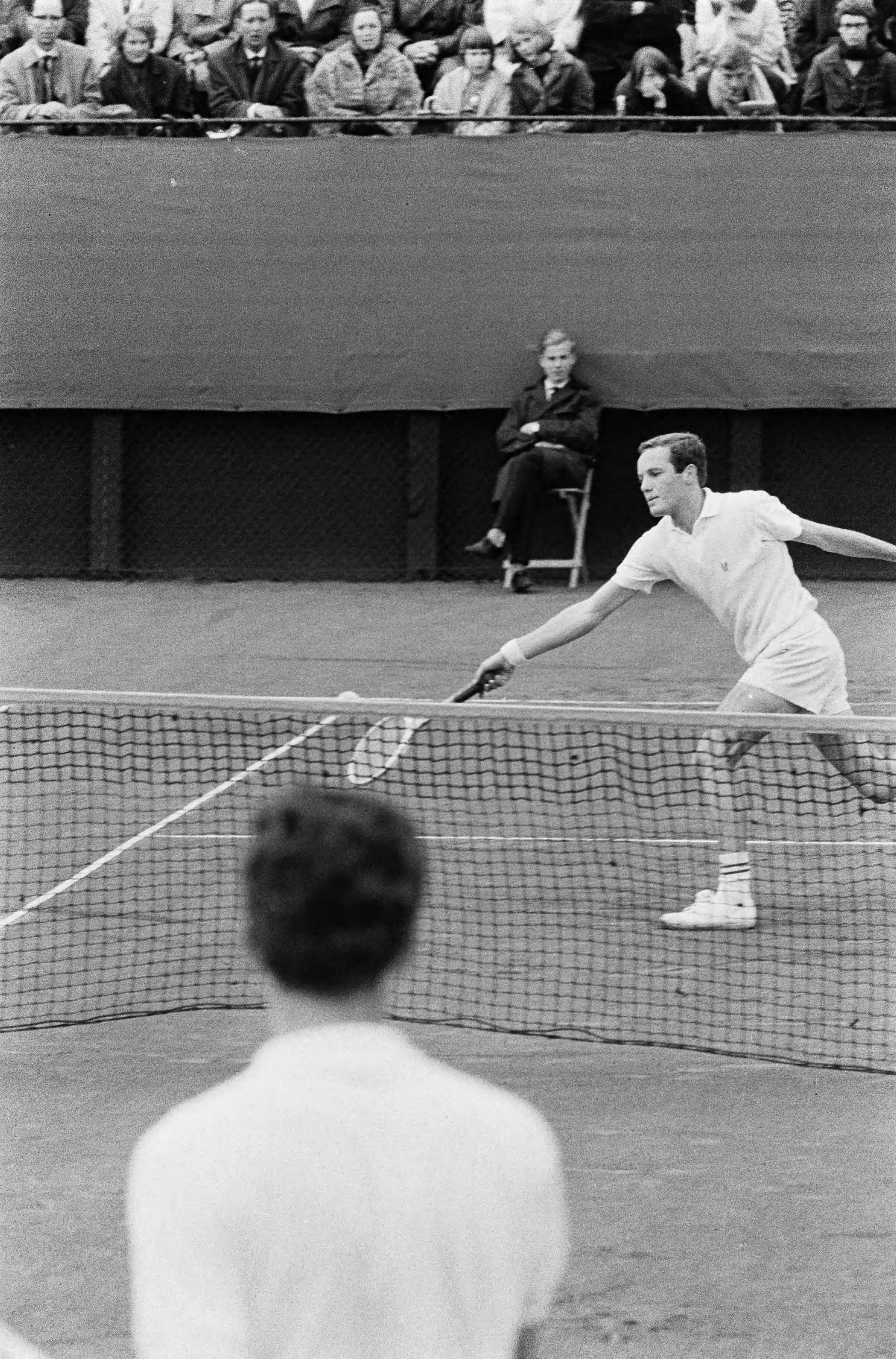 Fotocollectie Anefo — Tennis. Davis Cup. Nederland tegen Hongarije (2e dag). Tom Okker tegen Andras Szikszai. Tom Okker won met 6-4, 3-6 en 6-3 — Foto: Pot, Harry / Anefo. Licentie: Set B: Rechtenvrij / Publiek Domein. Bron: Nationaal Archief. http://hdl.handle.net/10648/aa674d84-d0b4-102d-bcf8-003048976d84