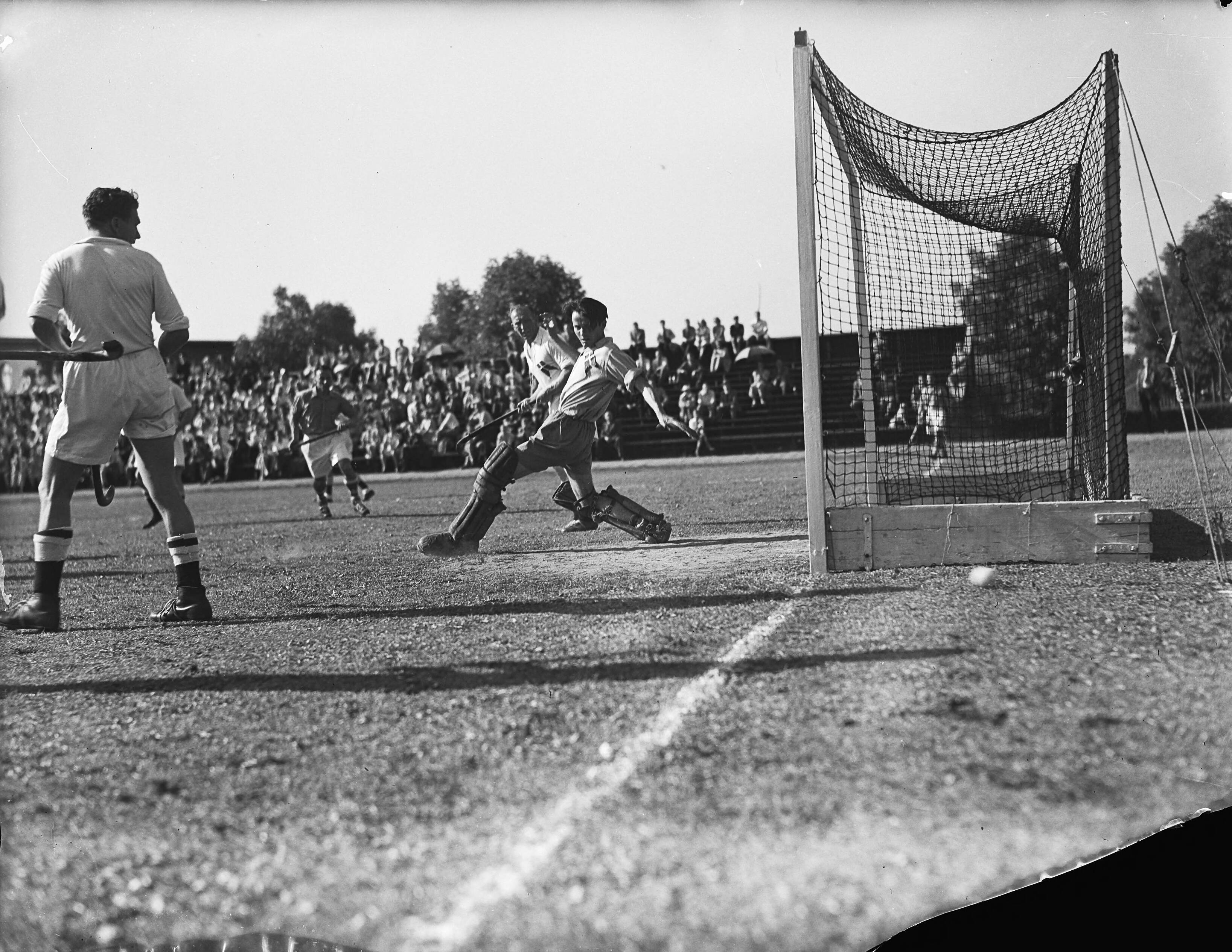 Fotocollectie Anefo — Hockey. Holland tegen Denemarken 2-2 — Foto: Noske, J.D. / Anefo. Licentie: Set B: Rechtenvrij / Publiek Domein. Bron: Nationaal Archief. http://hdl.handle.net/10648/a8a8caf4-d0b4-102d-bcf8-003048976d84