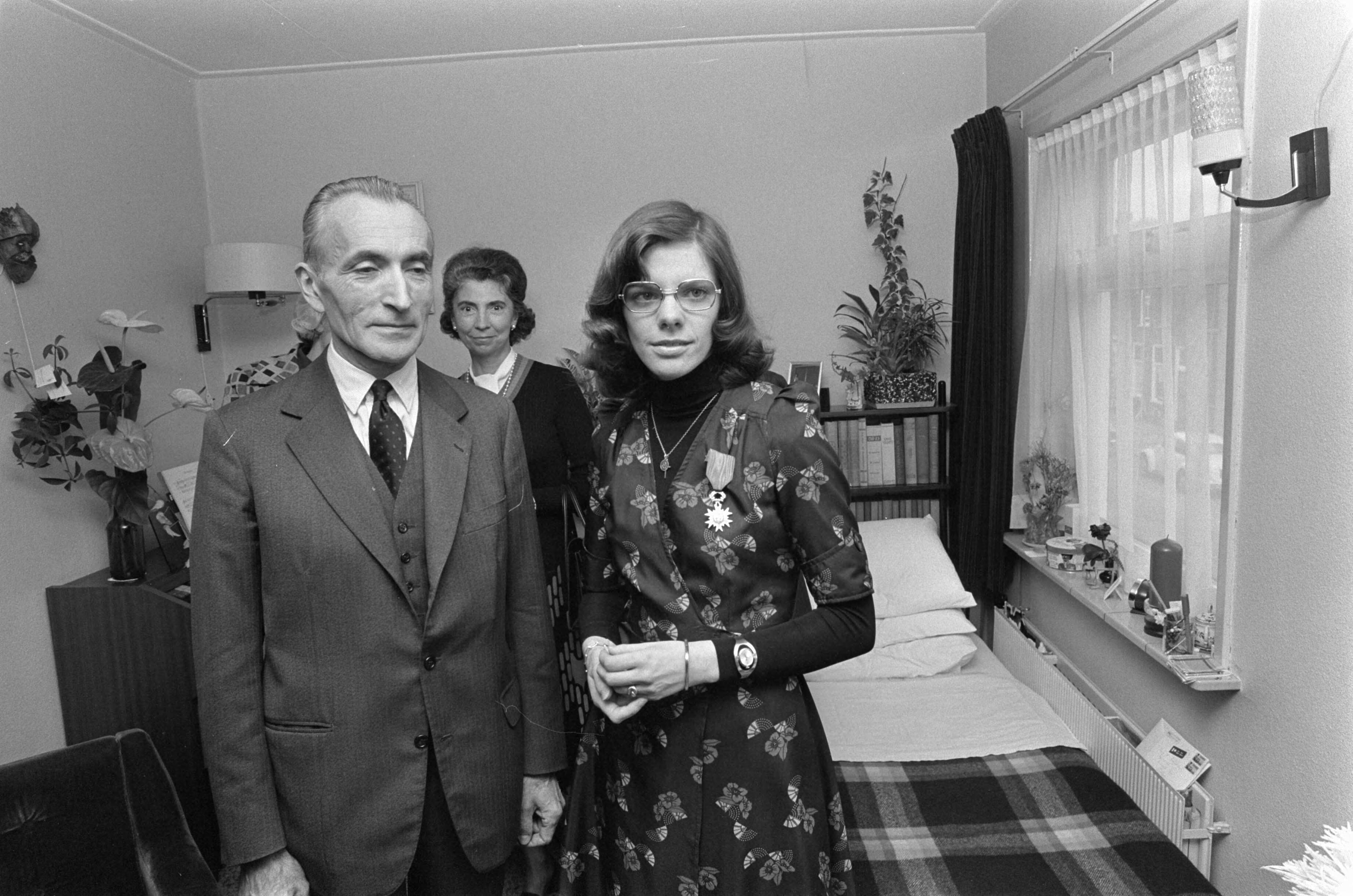 Fotocollectie Anefo — Franse ambassadeur Senard geeft onderscheiding "Ordre National de Merite" aan 3 agenten die betrokken waren bij gijzeling in Den Haag — Foto: Mieremet, Rob / Anefo. Licentie: Set B: Rechtenvrij / Publiek Domein. Bron: Nationaal Archief. http://hdl.handle.net/10648/ac57d85c-d0b4-102d-bcf8-003048976d84