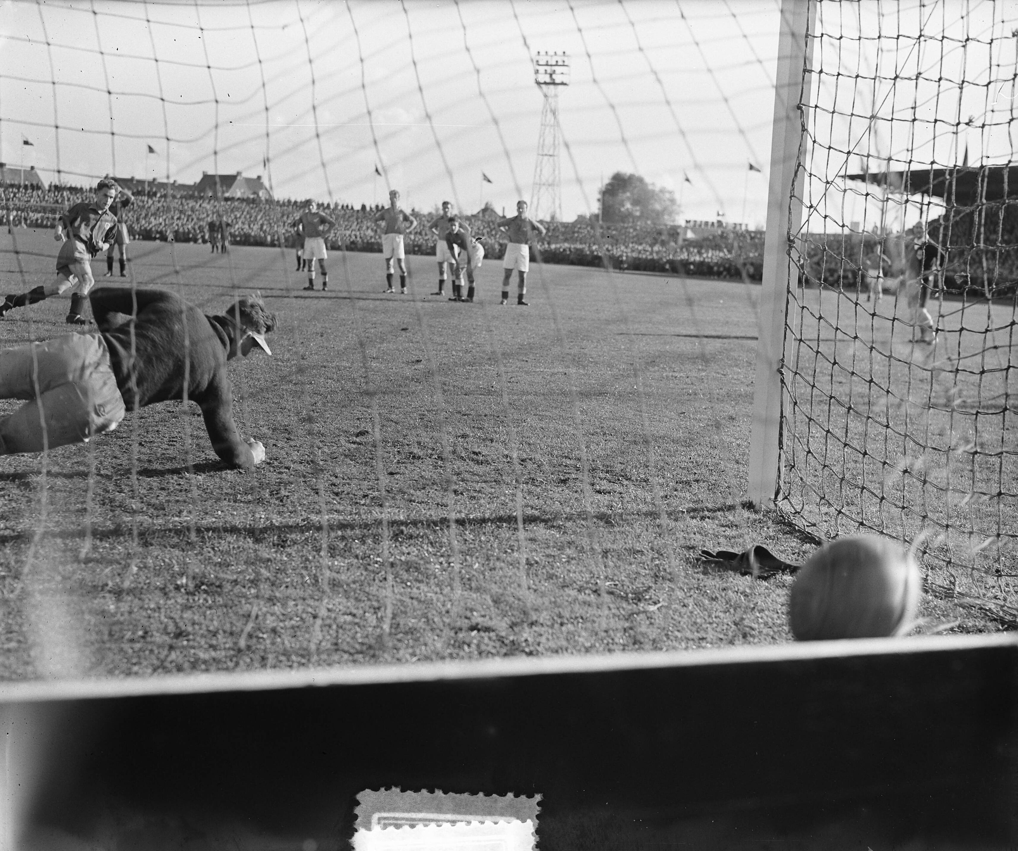 Fotocollectie Anefo — Voetbal. Haarlem tegen Stormvogels 2-2. Doelpunt Haarlem — Foto: Pot, Harry / Anefo. Licentie: Set B: Rechtenvrij / Publiek Domein. Bron: Nationaal Archief. http://hdl.handle.net/10648/a900fac6-d0b4-102d-bcf8-003048976d84