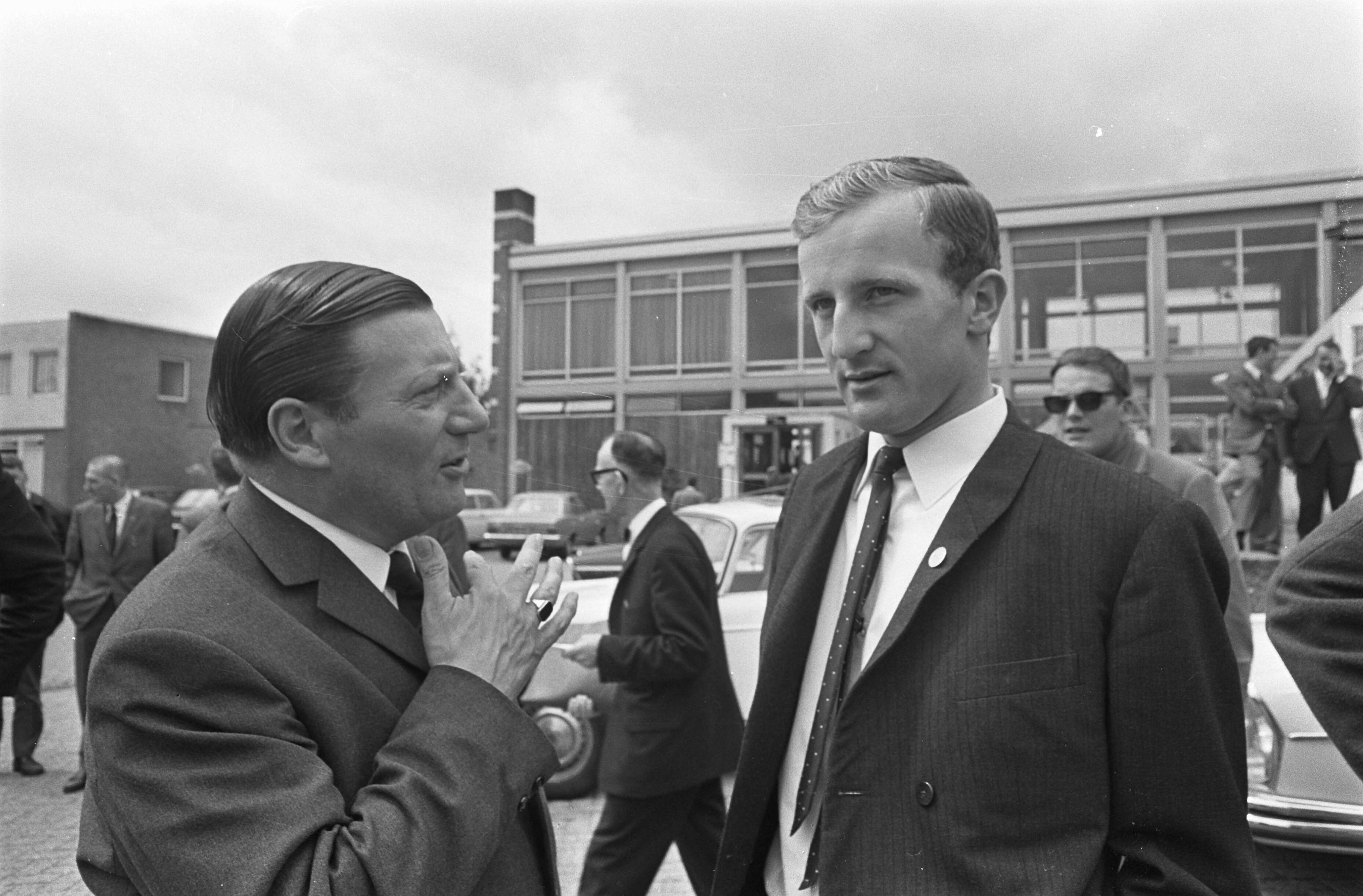 Fotocollectie Anefo — Nederlandse Tour de France ploeg uit Breda naar Vittel vertrokken. Voorzitter sportcommissie dhr. W. van Steenbergen in gesprek met Eef Dolman — Foto: Nijs, Jac. de / Anefo. Licentie: Set B: Rechtenvrij / Publiek Domein. Bron: Nationaal Archief. http://hdl.handle.net/10648/ab453ba8-d0b4-102d-bcf8-003048976d84
