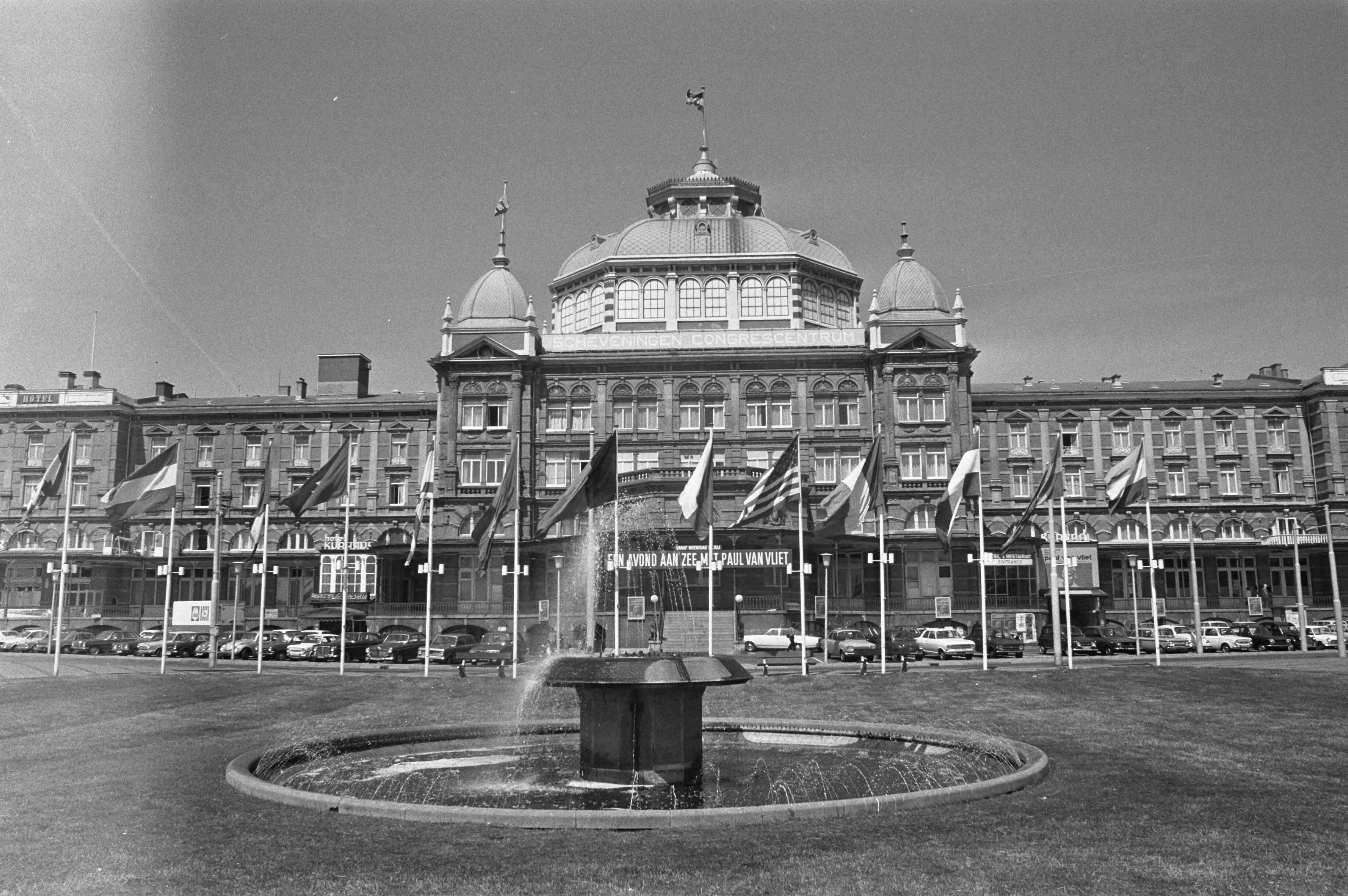 Fotocollectie Anefo — Exterieur Kurhaus, Scheveningen — Foto: Mieremet, Rob / Anefo. Licentie: Set B: Rechtenvrij / Publiek Domein. Bron: Nationaal Archief. http://hdl.handle.net/10648/abef55b6-d0b4-102d-bcf8-003048976d84
