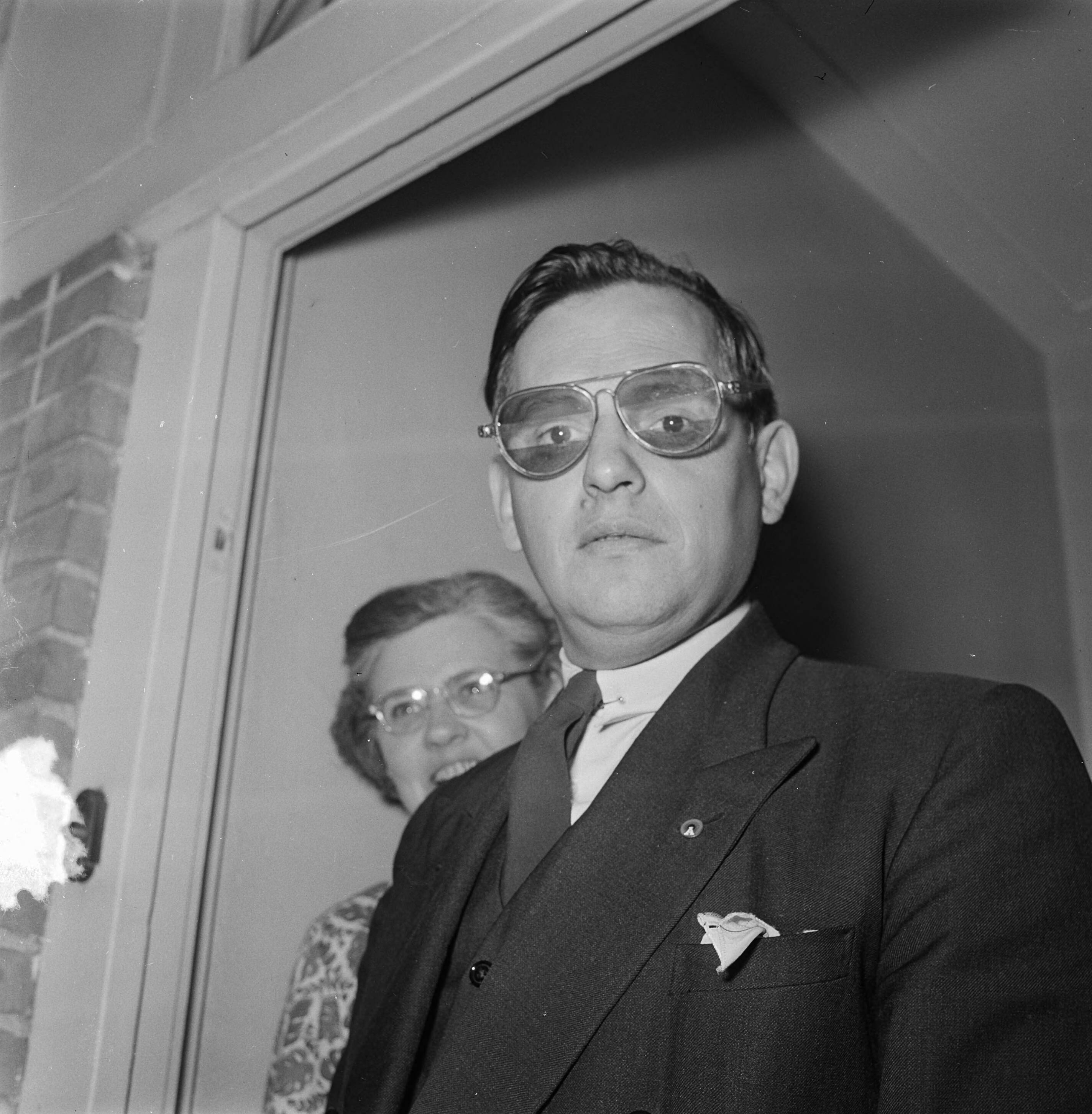 Fotocollectie Anefo — Evert Vermeer, de VARA commentator en kamerlid van de PvdA, ontvangt van de VVP een ¨nationale¨bril., omdat hij volgens enkele liberale studenten alles door een rode bril bekijkt. Vermeer met nationale bril — Foto: Noske, J.D. / Anefo. Licentie: Set B: Rechtenvrij / Publiek Domein. Bron: Nationaal Archief. http://hdl.handle.net/10648/a90c764e-d0b4-102d-bcf8-003048976d84