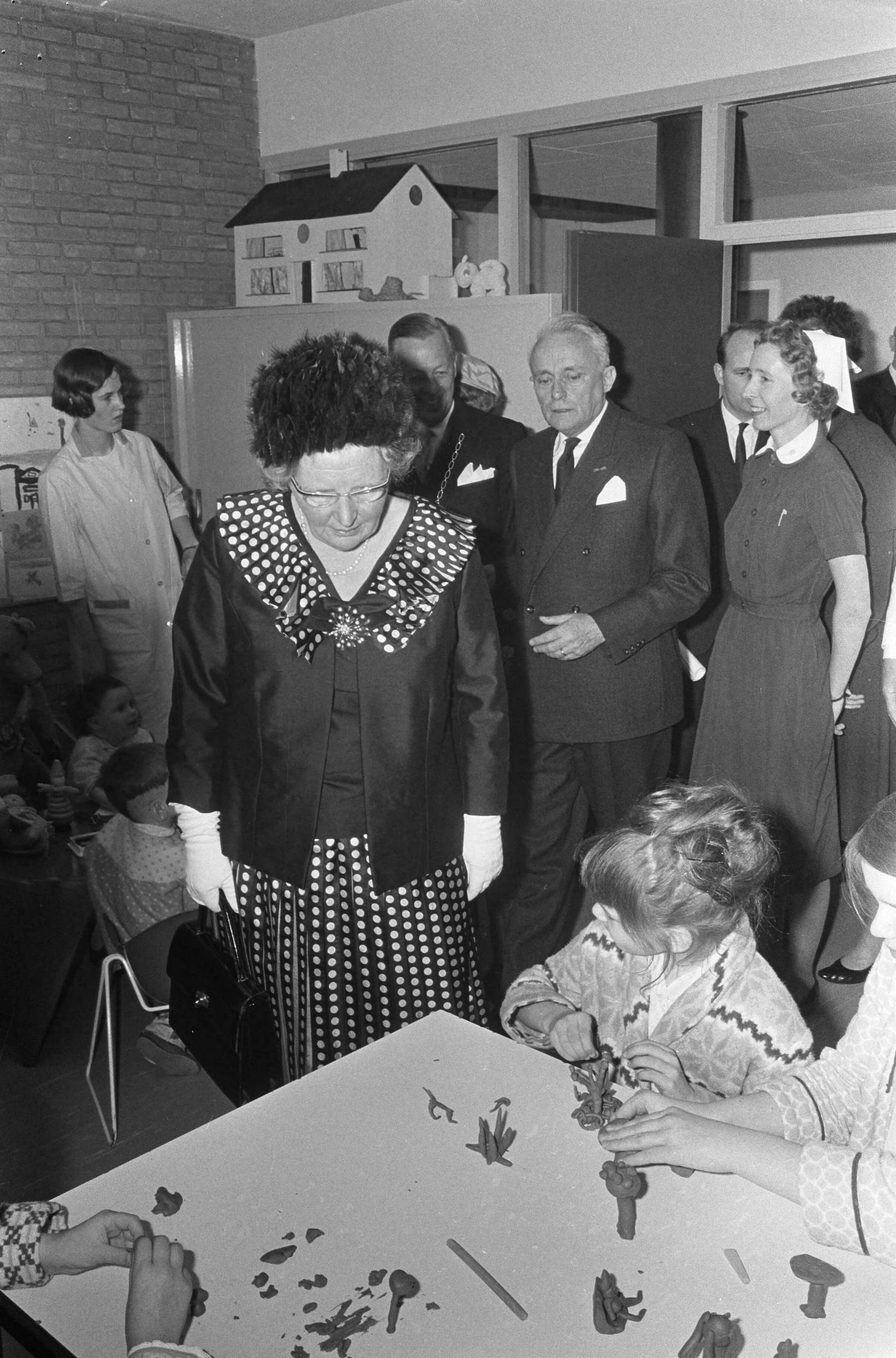 Fotocollectie Anefo — Koningin Juliana in Voorburg, Hare Majesteit bij patientjes in Diaconessenhuis, achter haar Commissaris van de Koningin in Noord-Holland mr. J. Klaasesz — Foto: Koch, Eric / Anefo. Licentie: Set B: Rechtenvrij / Publiek Domein. Bron: Nationaal Archief. http://hdl.handle.net/10648/aae74eb2-d0b4-102d-bcf8-003048976d84