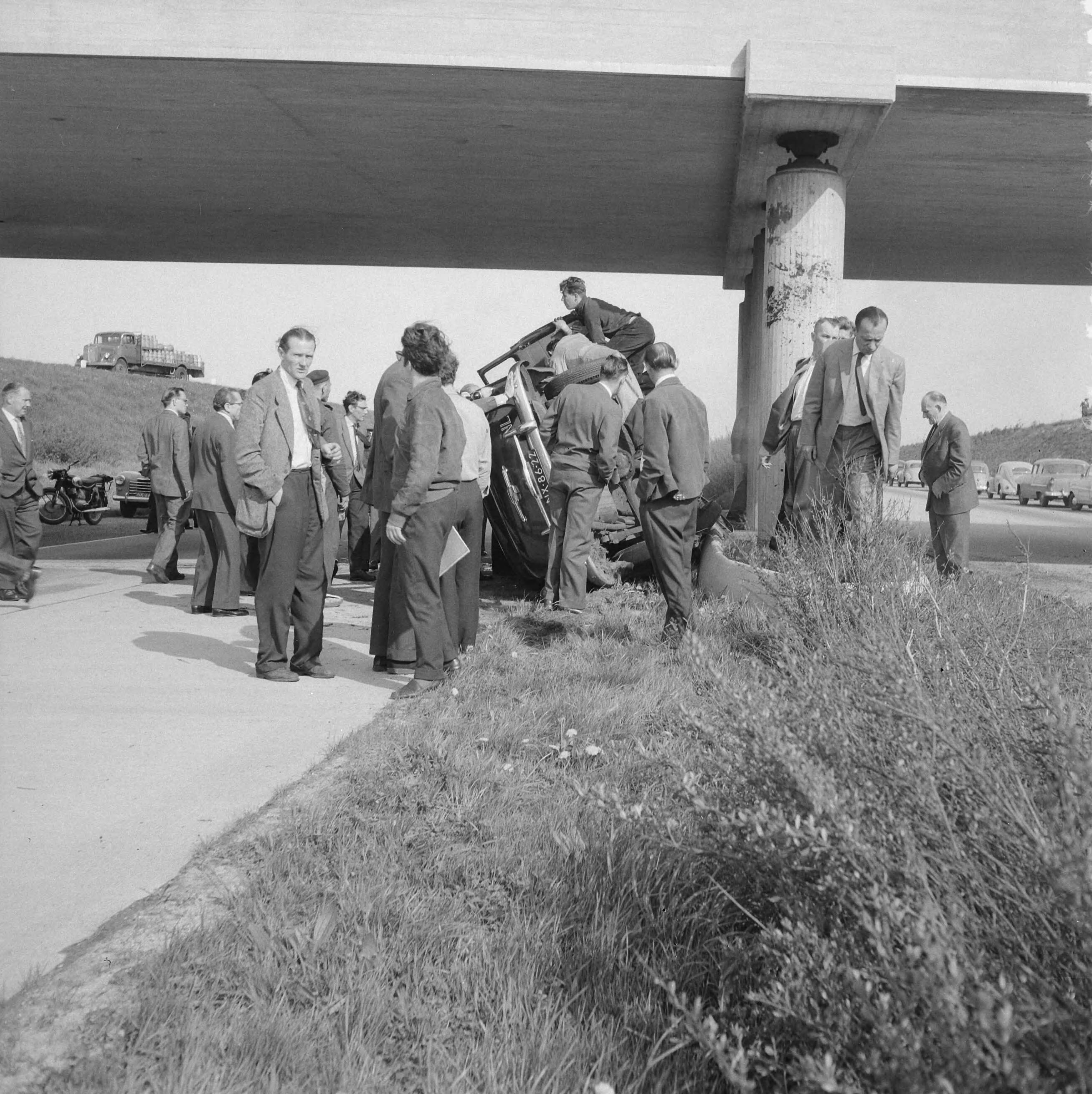 Fotocollectie Anefo — Verkeersongeluk op de Utrechtseweg: reddingspogingen door omstanders — Foto: Lindeboom, Henk / Anefo. Licentie: Set B: Rechtenvrij / Publiek Domein. Bron: Nationaal Archief. http://hdl.handle.net/10648/a97bcabc-d0b4-102d-bcf8-003048976d84