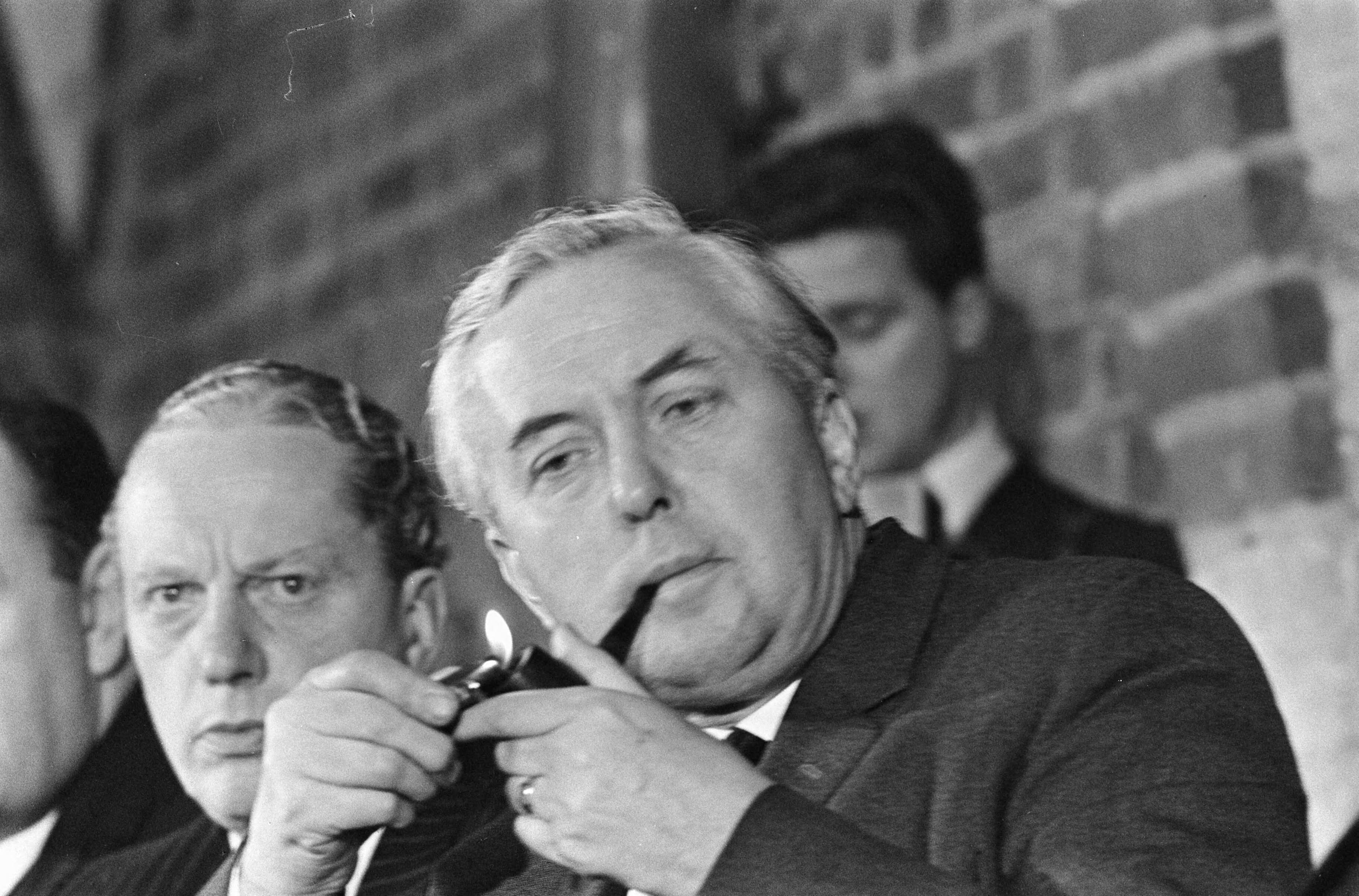 Fotocollectie Anefo — Premier Wilson gaf persconferentie na bespreking in Den Haag , Wilson tijdens persconferentie — Foto: Koch, Eric / Anefo. Licentie: Set B: Rechtenvrij / Publiek Domein. Bron: Nationaal Archief. http://hdl.handle.net/10648/ab114b18-d0b4-102d-bcf8-003048976d84
