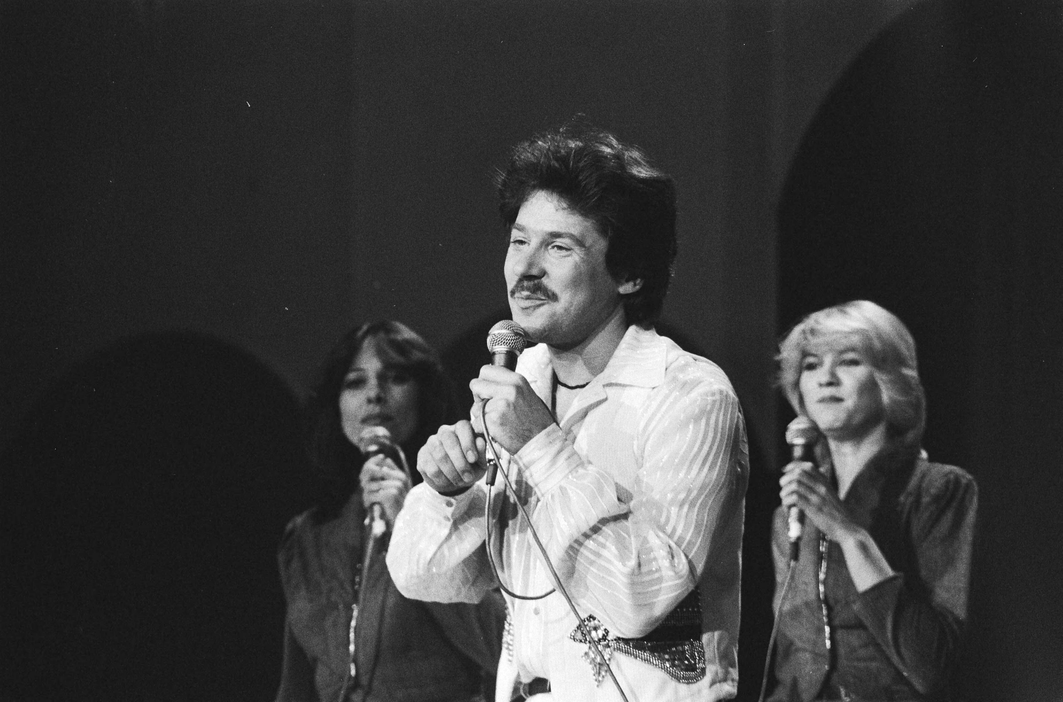 Fotocollectie Anefo — Nationale finale Eurovisie Songfestival in Circustheater in Scheveningen. Bill van Dijk tijdens zijn optreden — Foto: Dijk, Hans van / Anefo. Licentie: Set B: Rechtenvrij / Publiek Domein. Bron: Nationaal Archief. http://hdl.handle.net/10648/ad10fa3a-d0b4-102d-bcf8-003048976d84