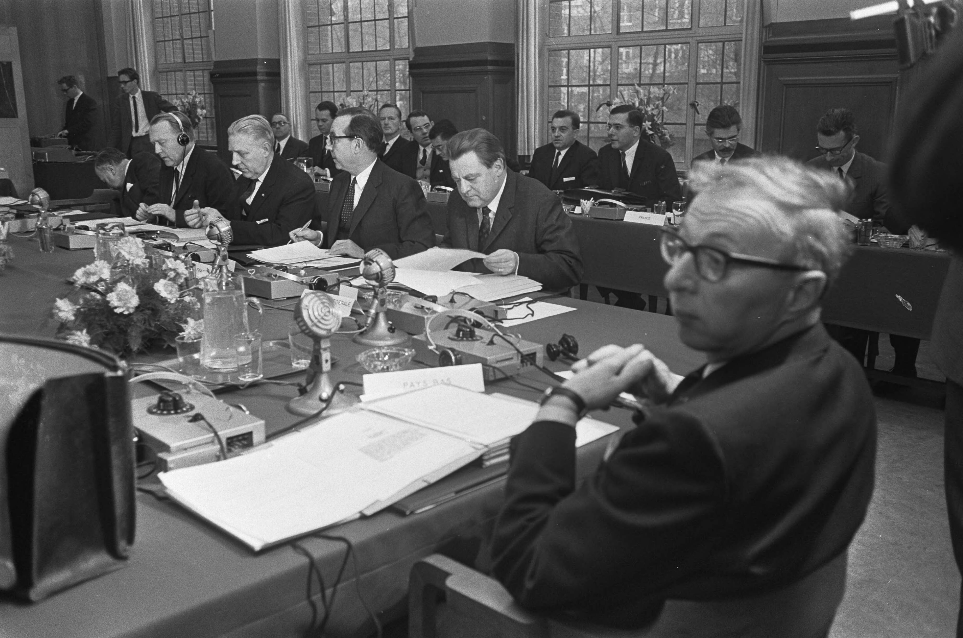 Fotocollectie Anefo — Ministers van Financien van EEG bijeen in Vredespaleis te Den Haag , Premier Zijlstra opent vergadering, achter tafel v.l.n.r. Strauss, Debre en Werner / — Foto: Koch, Eric / Anefo. Licentie: Set B: Rechtenvrij / Publiek Domein. Bron: Nationaal Archief. http://hdl.handle.net/10648/ab0c7ac0-d0b4-102d-bcf8-003048976d84