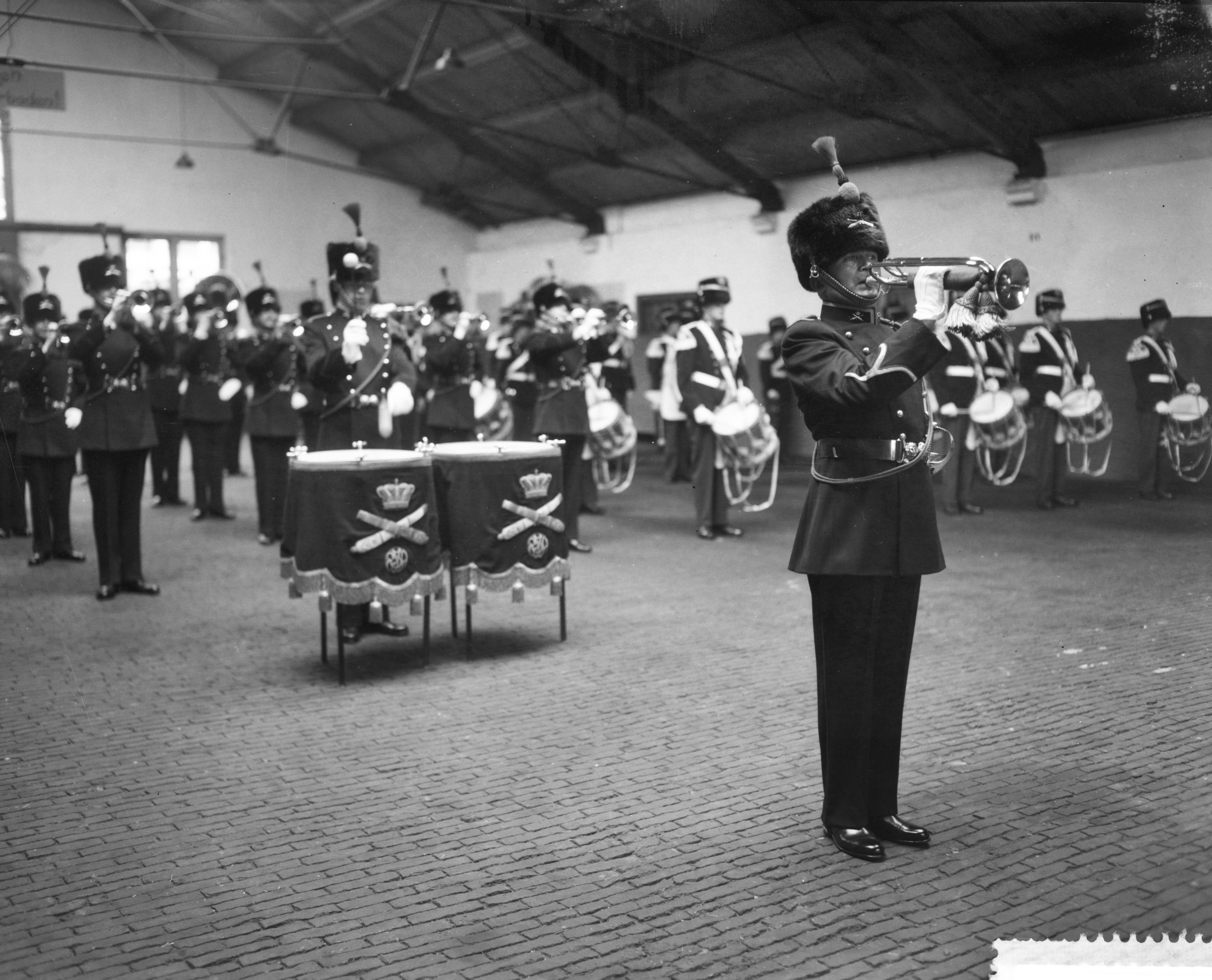 Fotocollectie Anefo — Symbolisch aanbieden van het ceremonieel tenue aan het trompetterkorps der artillerie in de Chassé-kazerne te Breda door de voorzitter van het comité "Muziek Artillerie", I.A. Aler aan de minister van Defensie, ir. S.H. Visser. Het trompetterkorps speelt — Foto: Bilsen, Joop van / Anefo. Licentie: Set B: Rechtenvrij / Publiek Domein. Bron: Nationaal Archief. http://hdl.handle.net/10648/a9b6692e-d0b4-102d-bcf8-003048976d84