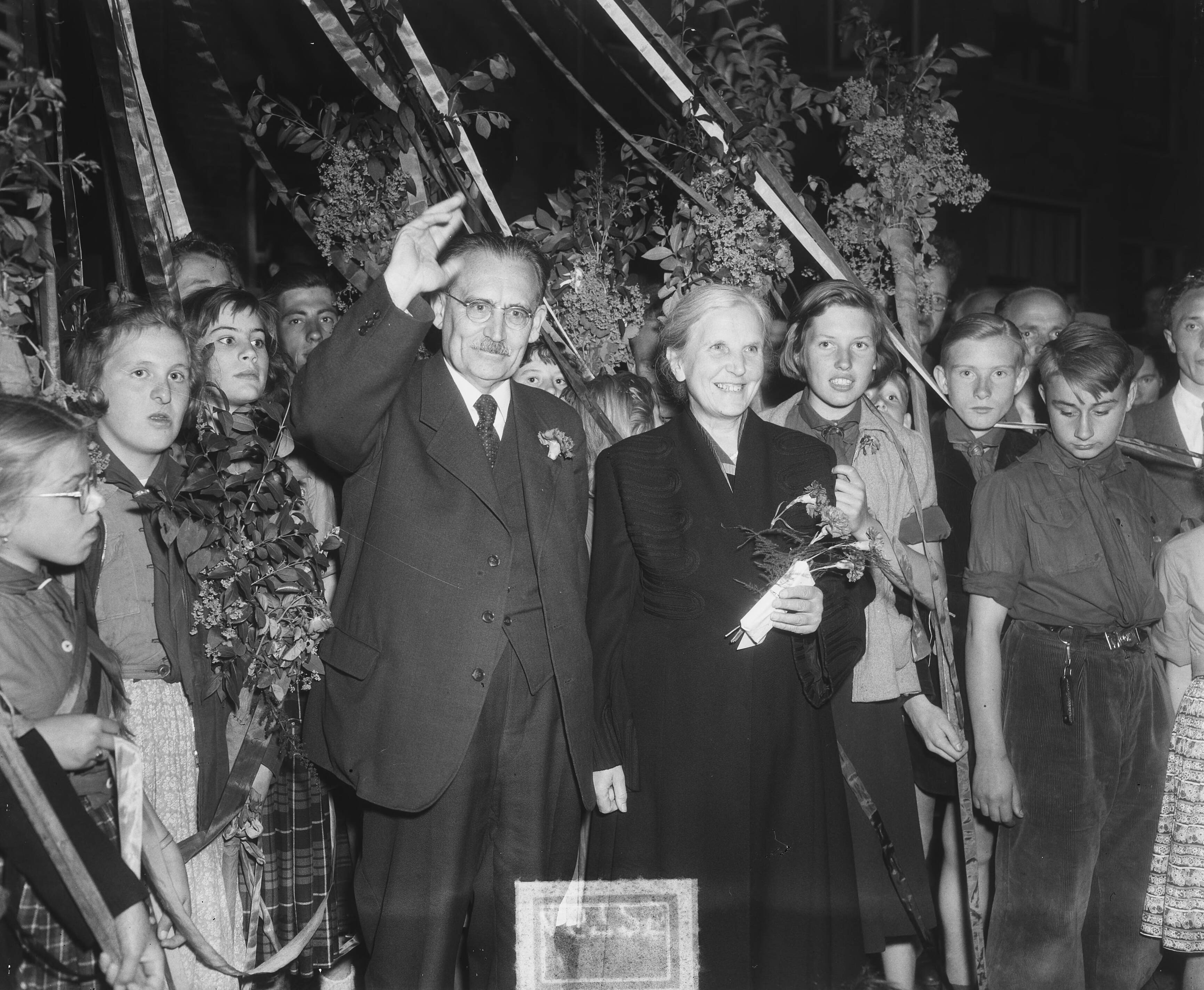 Dr. W. Drees 65 jaar. Huldiging bij zijn woning aan de Beekstraat te Den Haag — Dr. W. Drees 65 jaar. Huldiging bij zijn woning aan de Beekstraat te Den Haag. W. Drees en echtgenote — Foto: Duinen, H. van / Anefo. Licentie: Set B: Rechtenvrij / Publiek Domein. Bron: Nationaal Archief. http://hdl.handle.net/10648/a8ecbbe2-d0b4-102d-bcf8-003048976d84