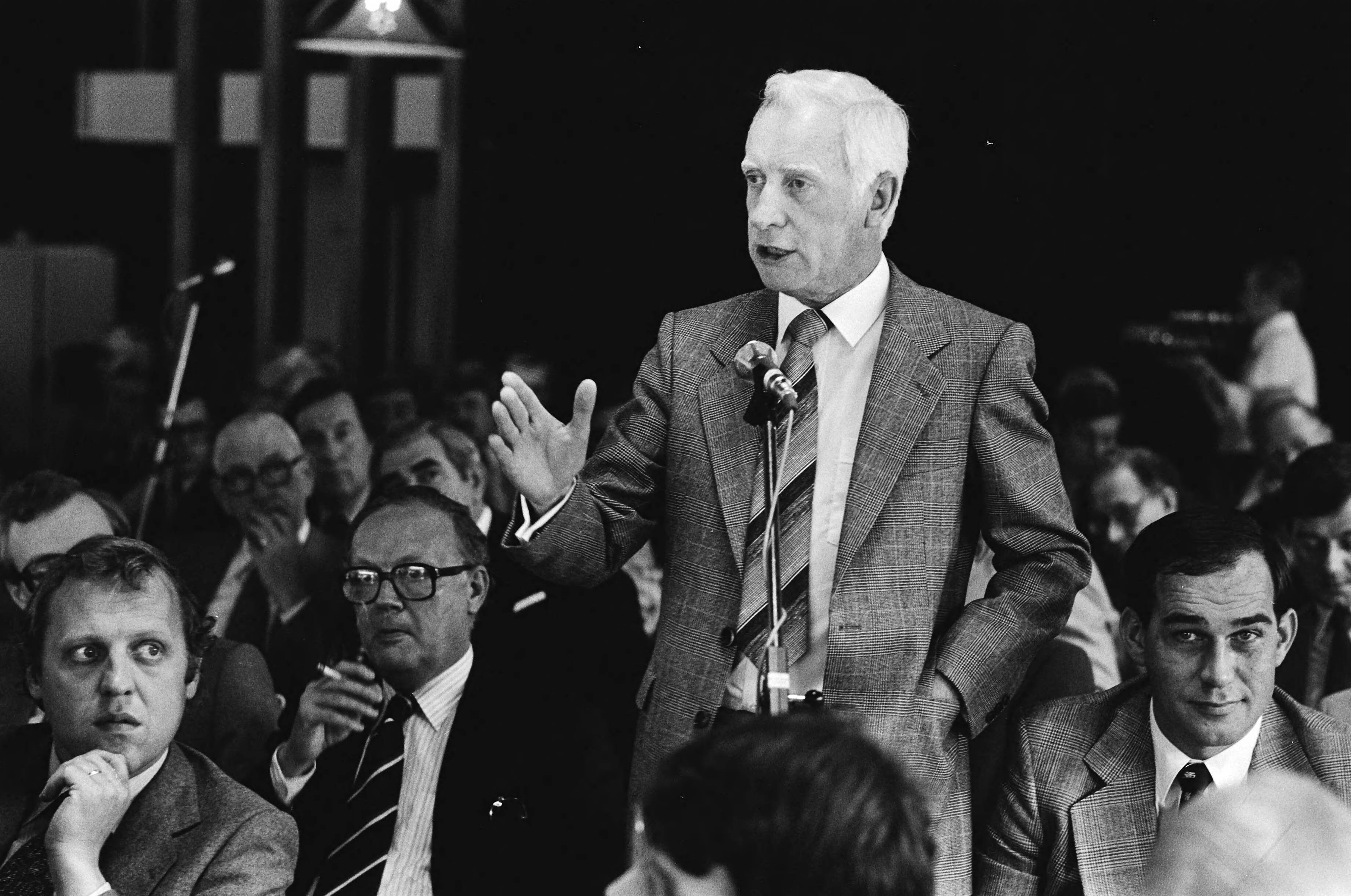 Algemene vergadering betaald voetbal (KNVB) in Zeist — Dé Stoop bij de microfoon — Foto: Suyk, Koen / Anefo. Licentie: Set B: Rechtenvrij / Publiek Domein. Bron: Nationaal Archief. http://hdl.handle.net/10648/accac86c-d0b4-102d-bcf8-003048976d84