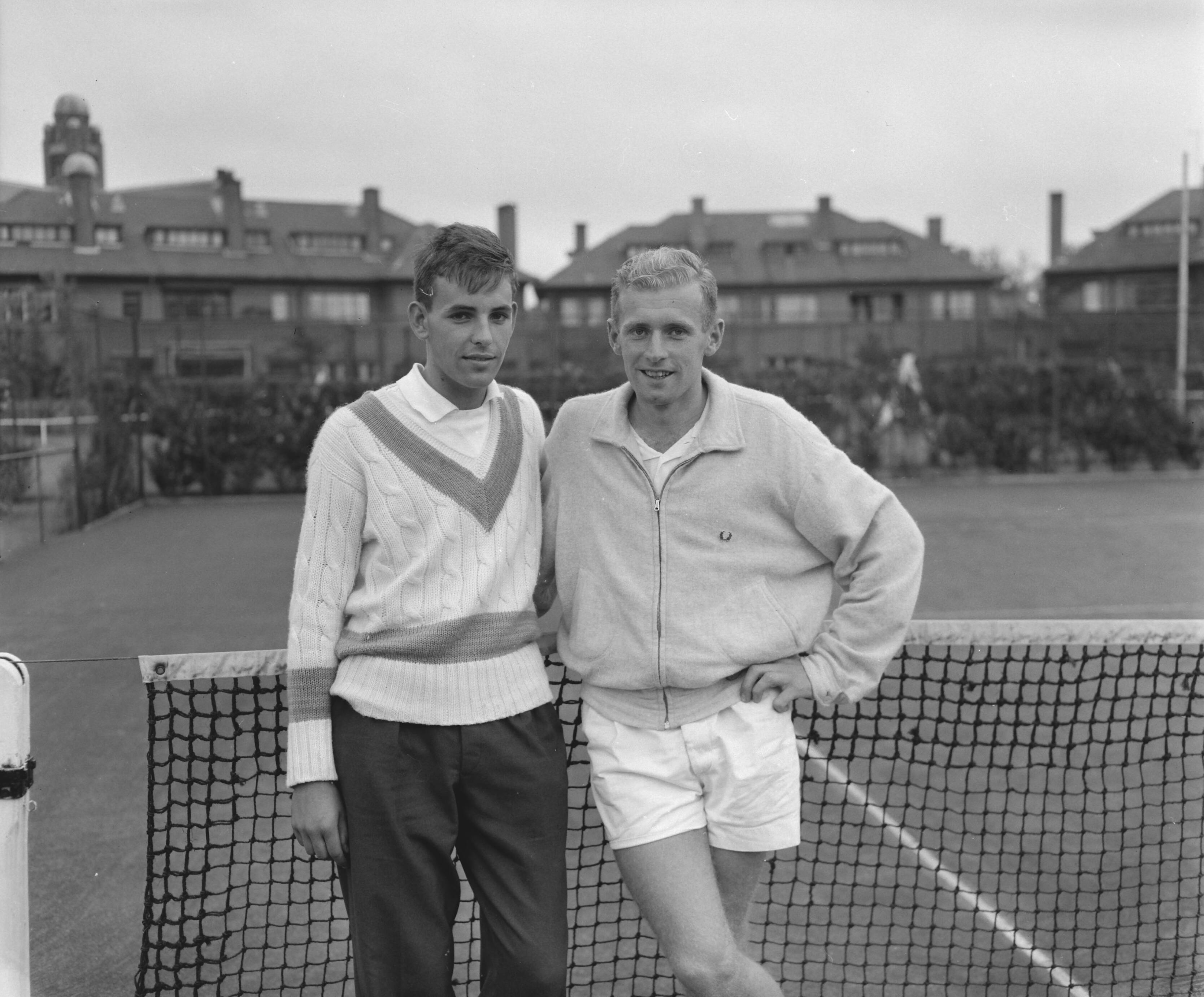 Fotocollectie Anefo — Tenniskampioenschappen op de METS banen te Scheveningen links Willem Maris, rechts Henk Goris — Foto: Behrens, Herbert F. / Anefo. Licentie: Set B: Rechtenvrij / Publiek Domein. Bron: Nationaal Archief. http://hdl.handle.net/10648/a9828ed8-d0b4-102d-bcf8-003048976d84