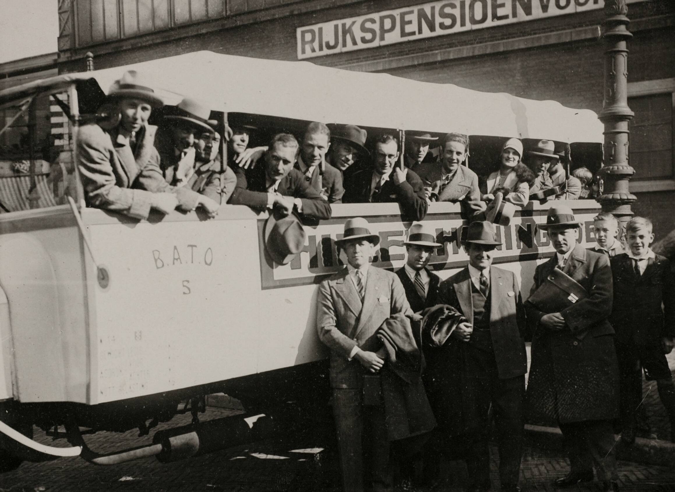 Sport — Sport. Olympische Spelen 1928 Amsterdam, Nederland : Een groep supporters bijeen in een busje. — Foto: Fotograaf Onbekend / Algemeen Fotobureau Amsterdam / Spaarnestad Photo (05887). Licentie: Set B: Rechtenvrij / Publiek Domein. Bron: Nationaal Archief. http://hdl.handle.net/10648/35429da6-d572-a382-e063-6df0900a6686