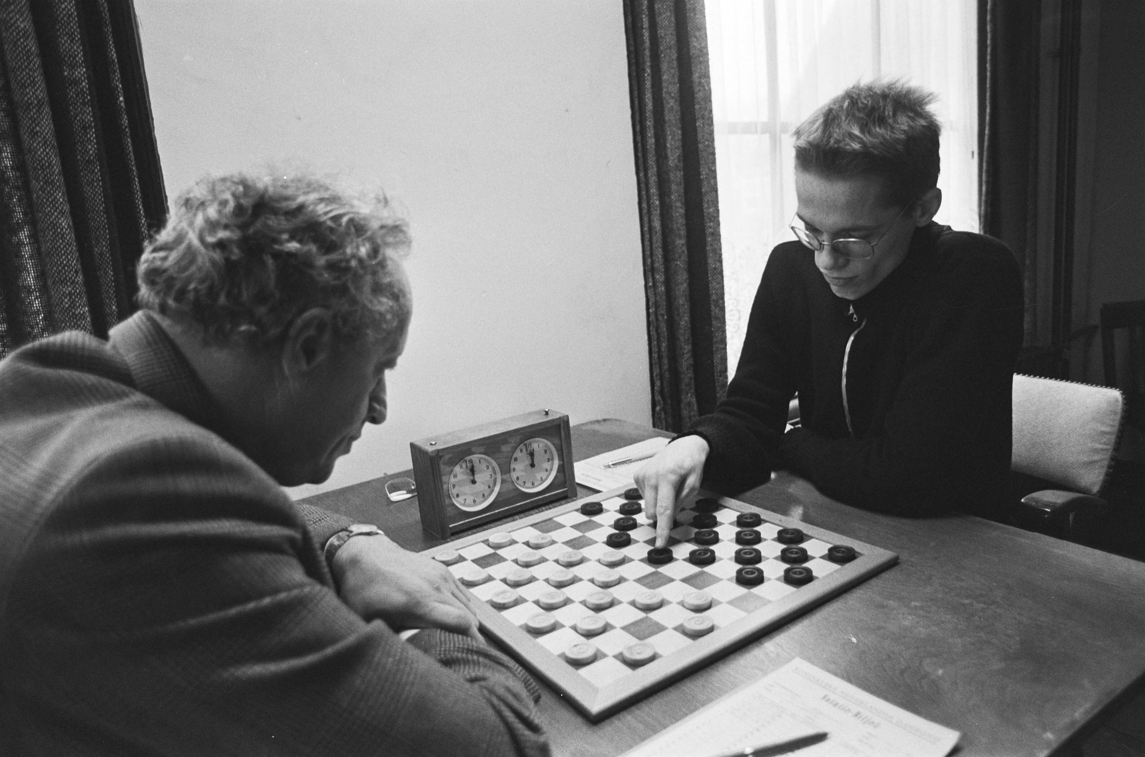 Damtweekamp Jannes van der Wal tegen Iser Koeperman in Abcoude — Jannes v/d Wal (rechts) tegen Iser Koeperman in hun eerste partij — Foto: Dijk, Hans van / Anefo. Licentie: Set B: Rechtenvrij / Publiek Domein. Bron: Nationaal Archief. http://hdl.handle.net/10648/acc50d1e-d0b4-102d-bcf8-003048976d84